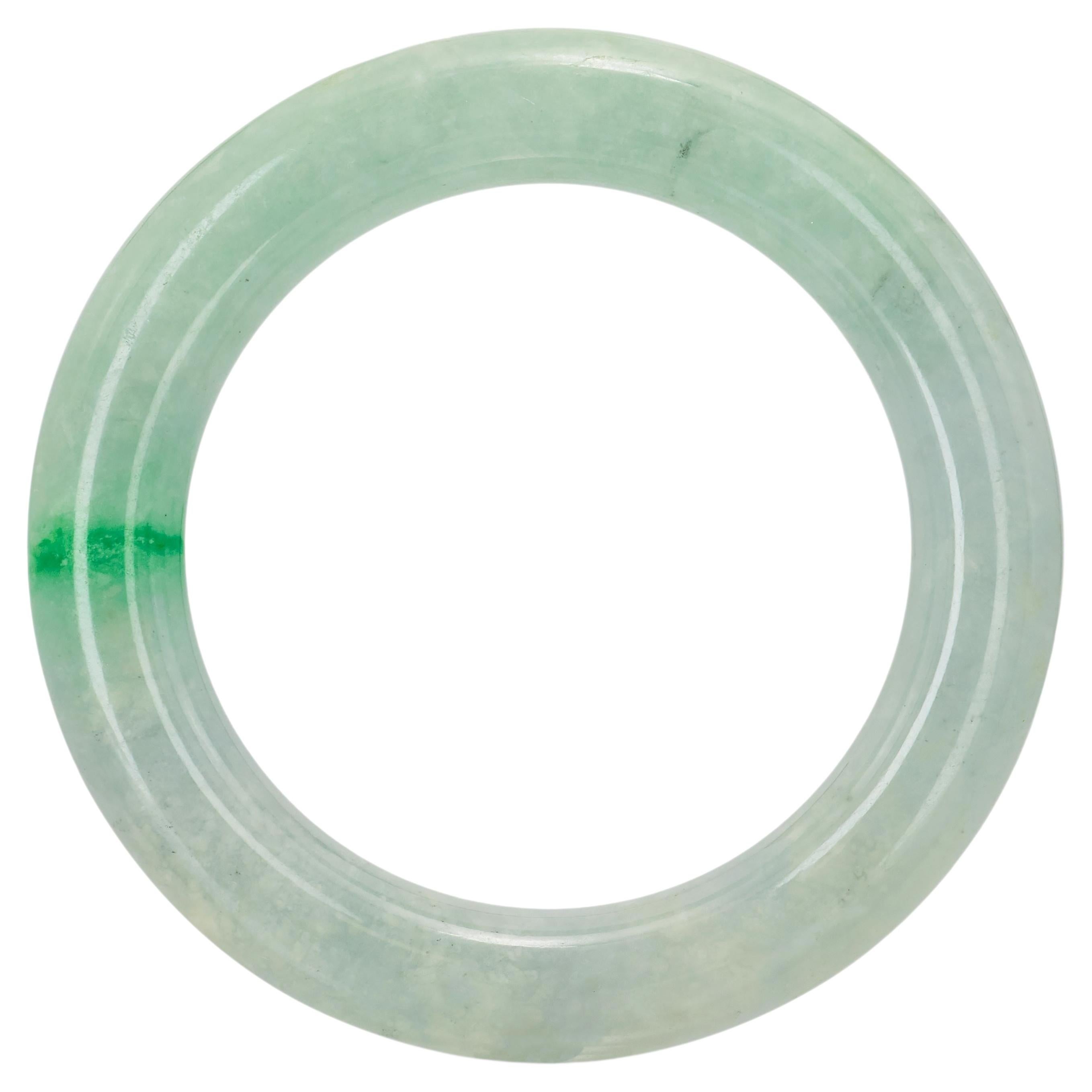 Bracelet jonc en jadéite de type B certifié par le GIA, aux teintes variées de vert et de gris en vente
