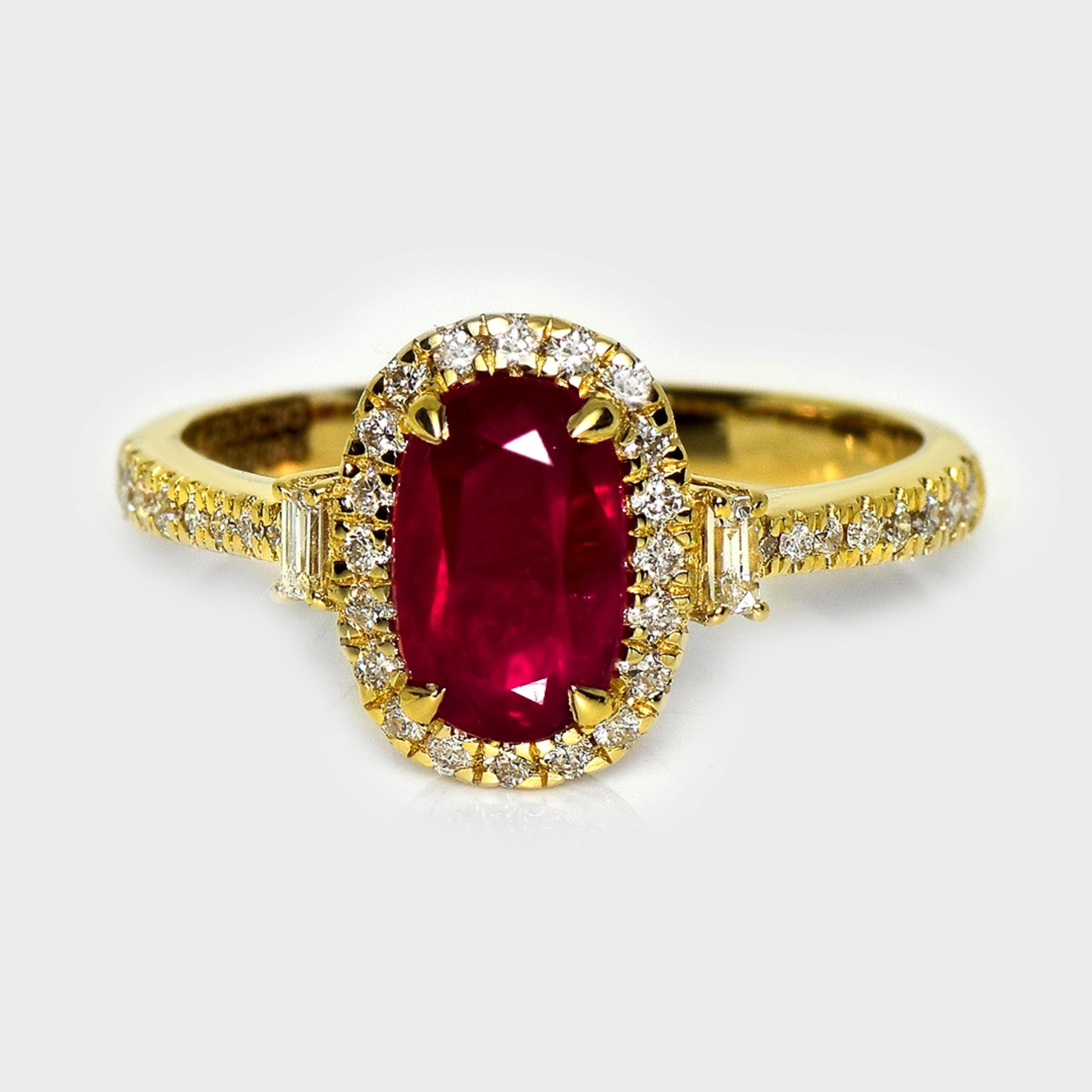 *Bague de fiançailles GIA 1.44 ct or jaune 18K rubis Afghanistan non chauffé*.

La pierre centrale est un rubis rouge vif d'Afghanistan non chauffé et certifié par le GIA, pesant 1,44 ct, serti sur un anneau en or jaune 18 carats en forme de halo et