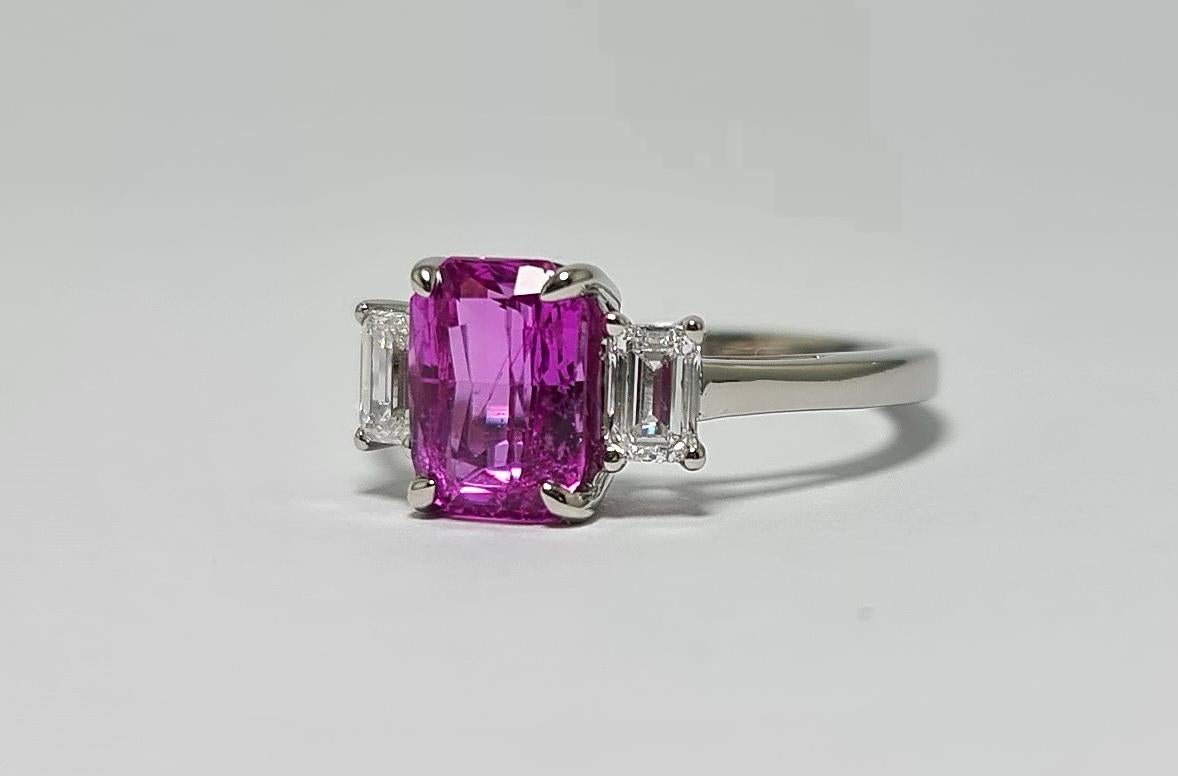 Saphir rose vif non chauffé 2,55 carats et 2 diamants taille émeraude 950, certifiés GIA Unisexe en vente