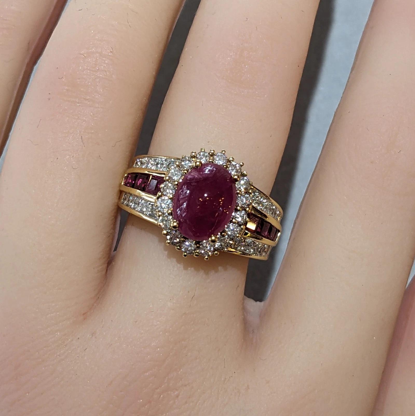 Taille cabochon Bague en or jaune 18 carats non chauffée avec rubis cabochon de 3,64 carats et diamants, certifiée GIA en vente