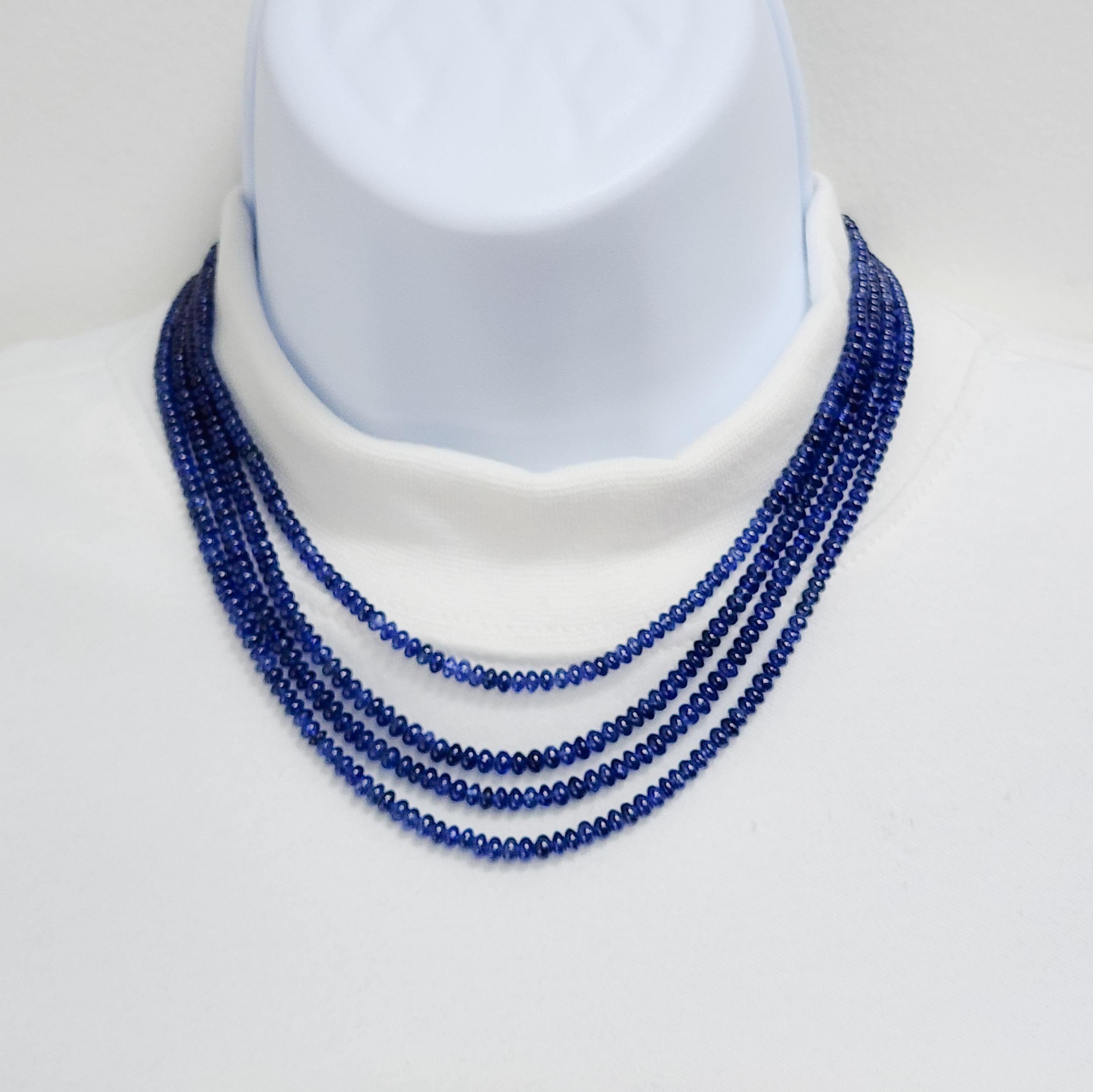 Perles de saphir bleu de Birmanie non chauffées GIA avec fermoir en platine et diamants Unisexe en vente
