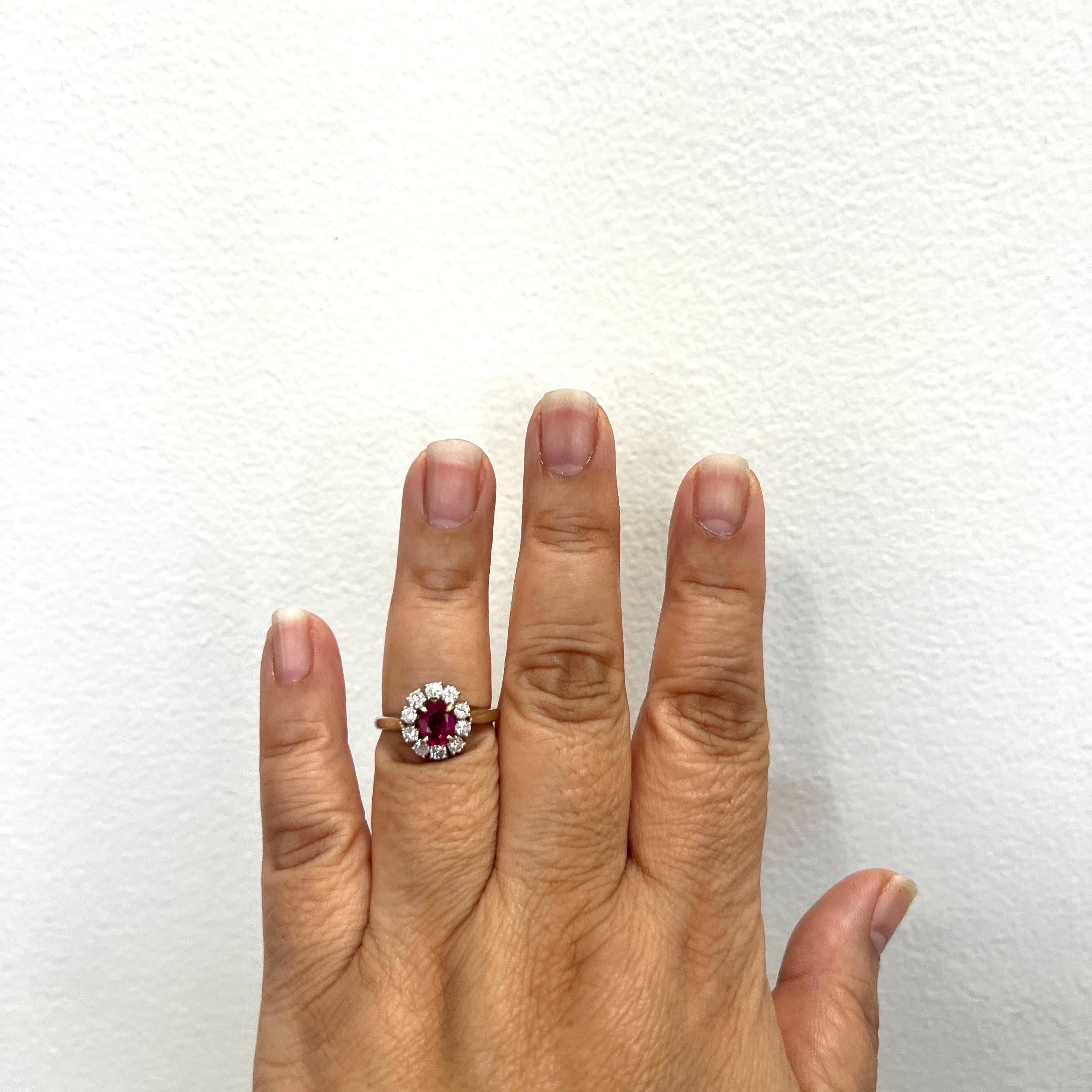Splendido rubino di Burma ovale non riscaldato da 0,90 ct. con diamanti bianchi rotondi di buona qualità.  Realizzato a mano in oro giallo 18 carati e platino.  Anello misura 6,5.  Viene fornito con il certificato GIA per il rubino.