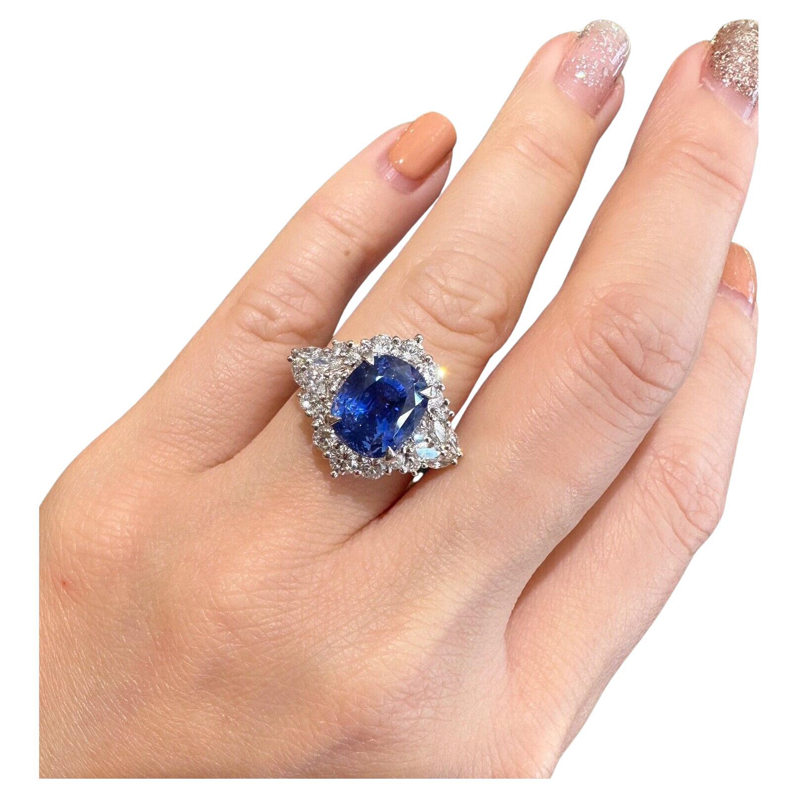 GIA Ring aus Platin mit unerhitztem Ceylon-Saphir 7,65 Karat und Diamanten

Saphir- und Diamantring mit einem großen blauen Saphir im Kissenschliff in der Mitte, akzentuiert von 8 Marquise-Diamanten und 16 runden Brillanten, gefasst in Platin. Der