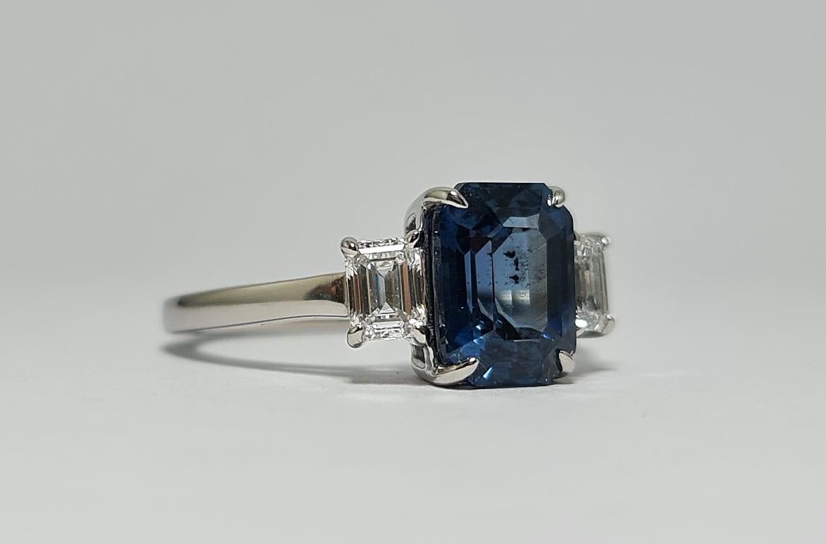 Contemporain Saphir bleu non chauffé de 3,07 carats taille émeraude GIA et diamants taille émeraude 950 en vente