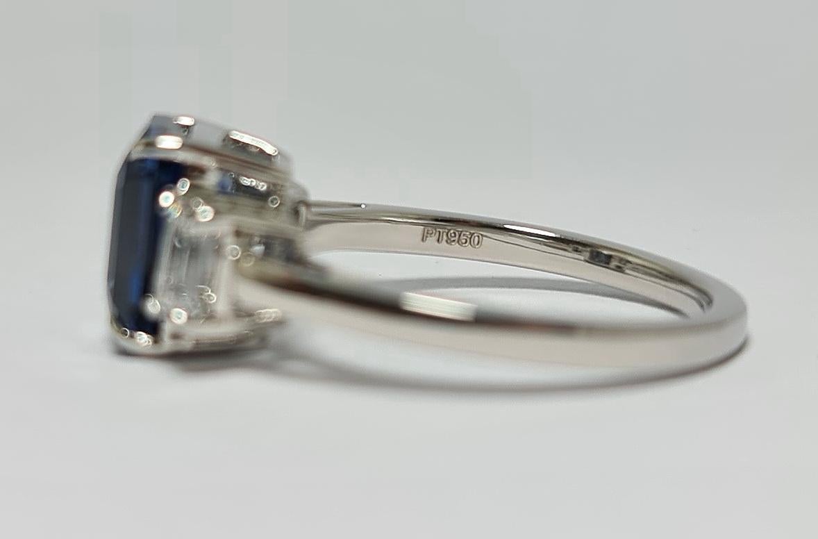 Taille émeraude Saphir bleu non chauffé de 3,07 carats taille émeraude GIA et diamants taille émeraude 950 en vente