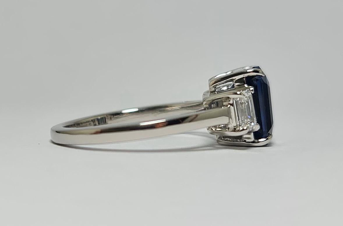 Saphir bleu non chauffé de 3,07 carats taille émeraude GIA et diamants taille émeraude 950 Neuf - En vente à Los Angeles, CA