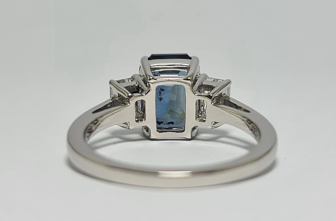 Saphir bleu non chauffé de 3,07 carats taille émeraude GIA et diamants taille émeraude 950 Unisexe en vente