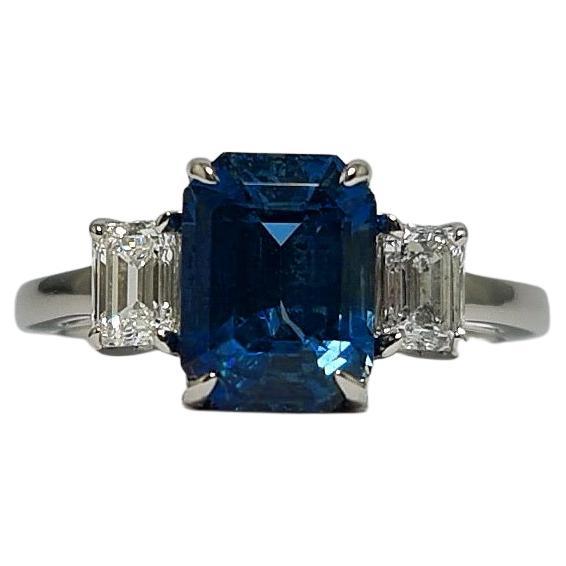 Saphir bleu non chauffé de 3,07 carats taille émeraude GIA et diamants taille émeraude 950 en vente