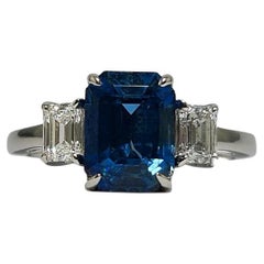 Saphir bleu non chauffé de 3,07 carats taille émeraude GIA et diamants taille émeraude 950