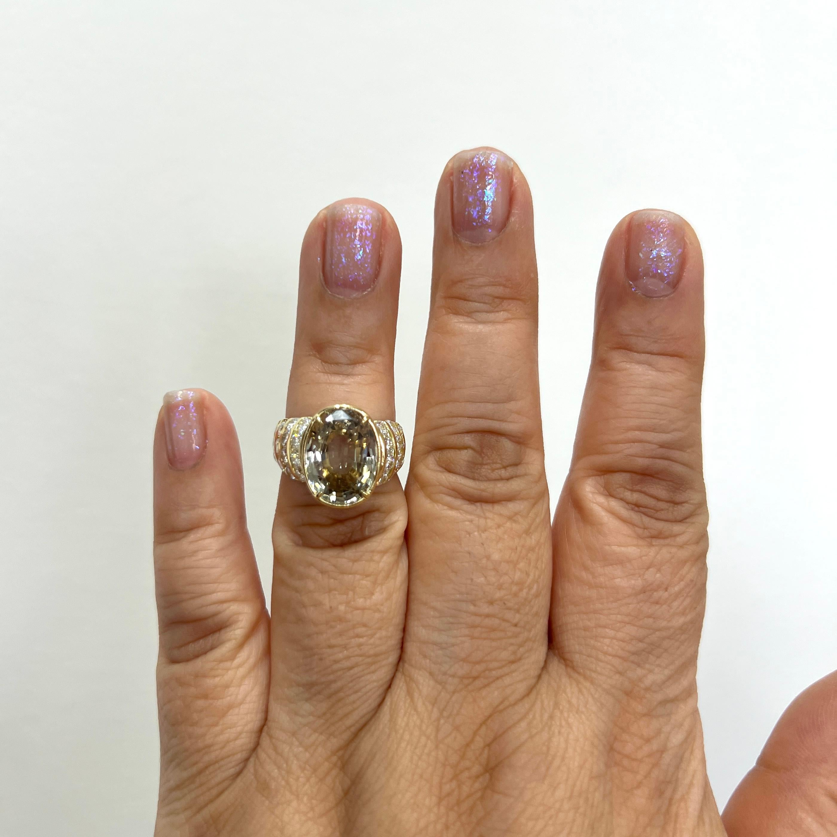 Magnifique saphir ovale non chauffé de 7,98 ct. de couleur gris-vert-jaune avec 0,57 ct. de diamants blancs ronds de bonne qualité.  Fabriqué à la main en or jaune 18k.  Bague taille 6.75.  Livré avec un certificat GIA.