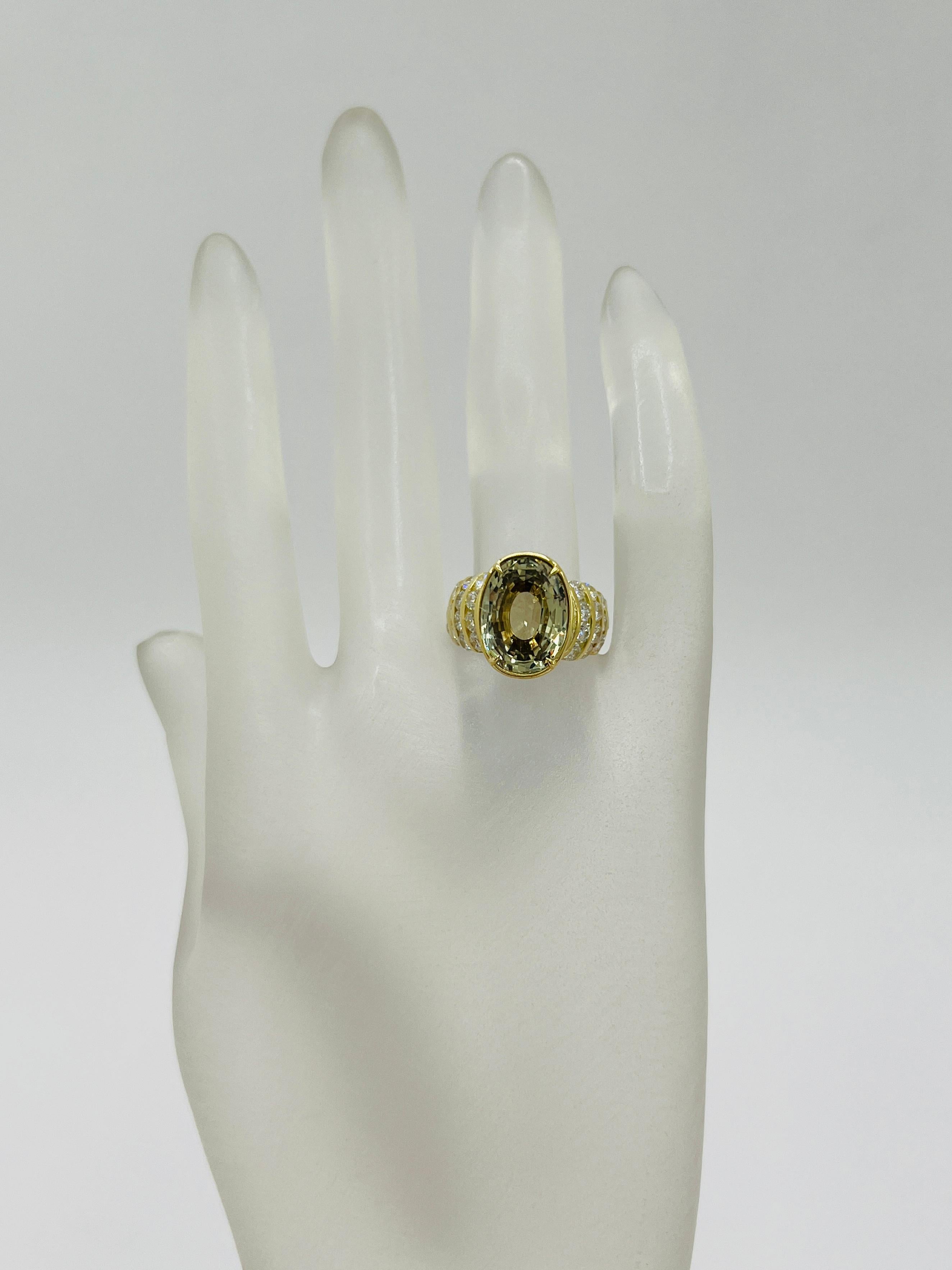 Taille ovale Bague en 18 carats, saphir jaune grisâtre non chauffé, certifié GIA et diamant blanc en vente