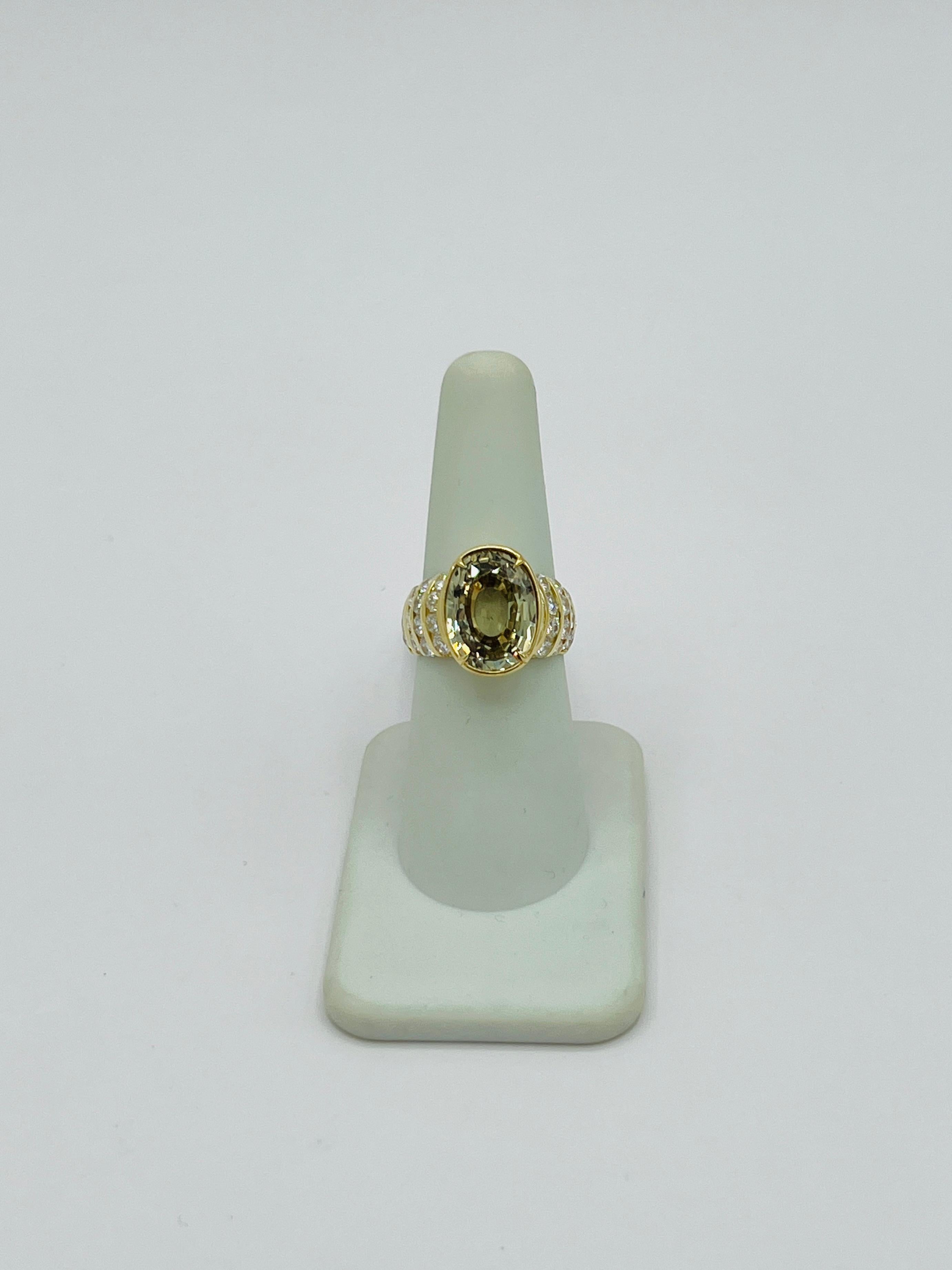 Bague en 18 carats, saphir jaune grisâtre non chauffé, certifié GIA et diamant blanc Neuf - En vente à Los Angeles, CA