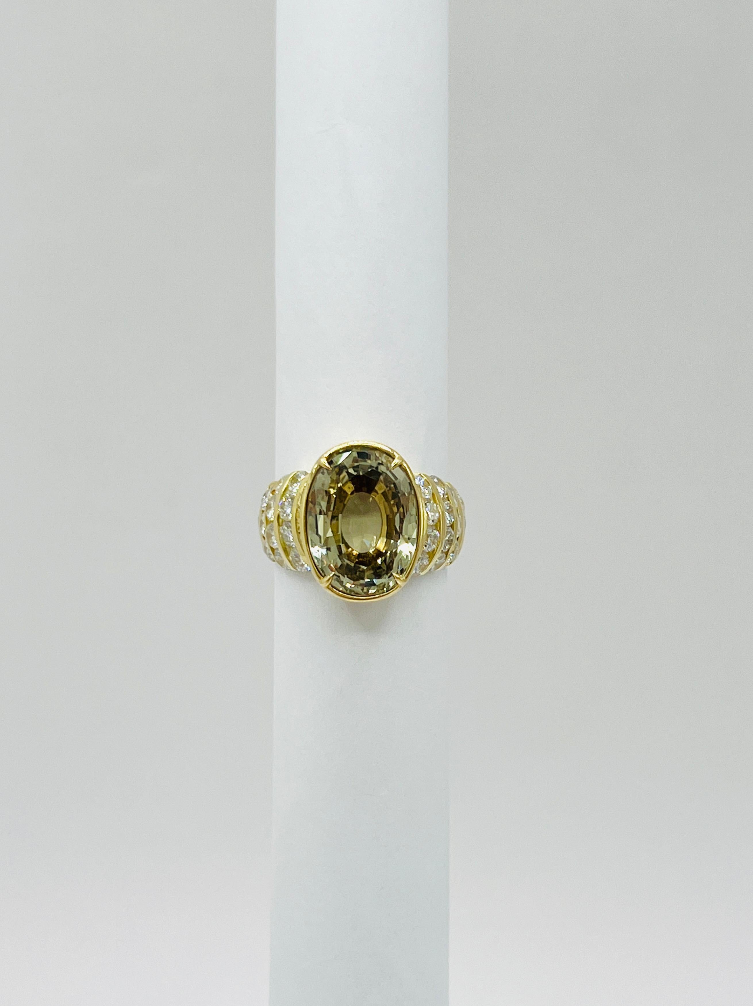 Bague en 18 carats, saphir jaune grisâtre non chauffé, certifié GIA et diamant blanc Unisexe en vente