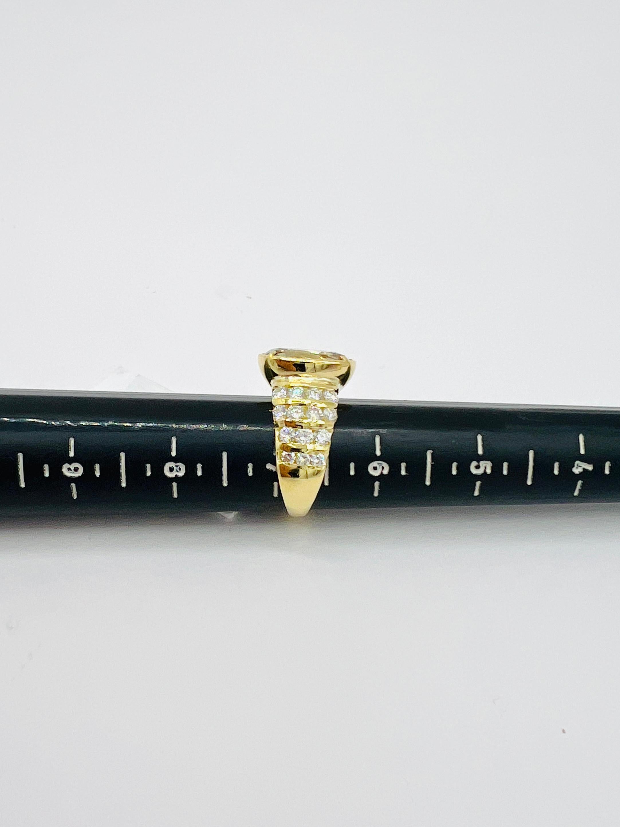 Bague en 18 carats, saphir jaune grisâtre non chauffé, certifié GIA et diamant blanc en vente 4