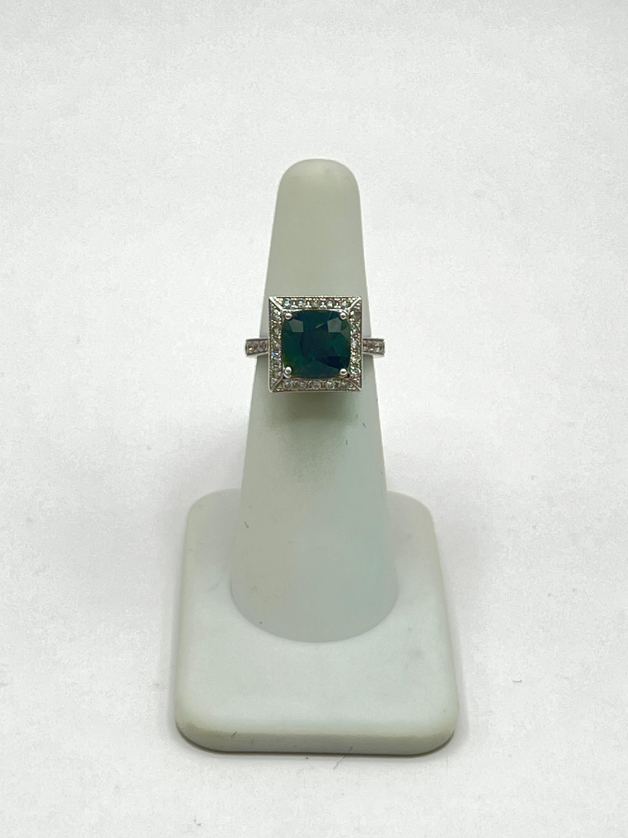 Magnifique saphir bleu vert non chauffé de 4,26 ct. en coussin avec 0,50 ct. de diamants blancs ronds de bonne qualité.  Fabriqué à la main en or blanc 18k.  La taille de la bague est de 4.75.  Certificat GIA inclus.