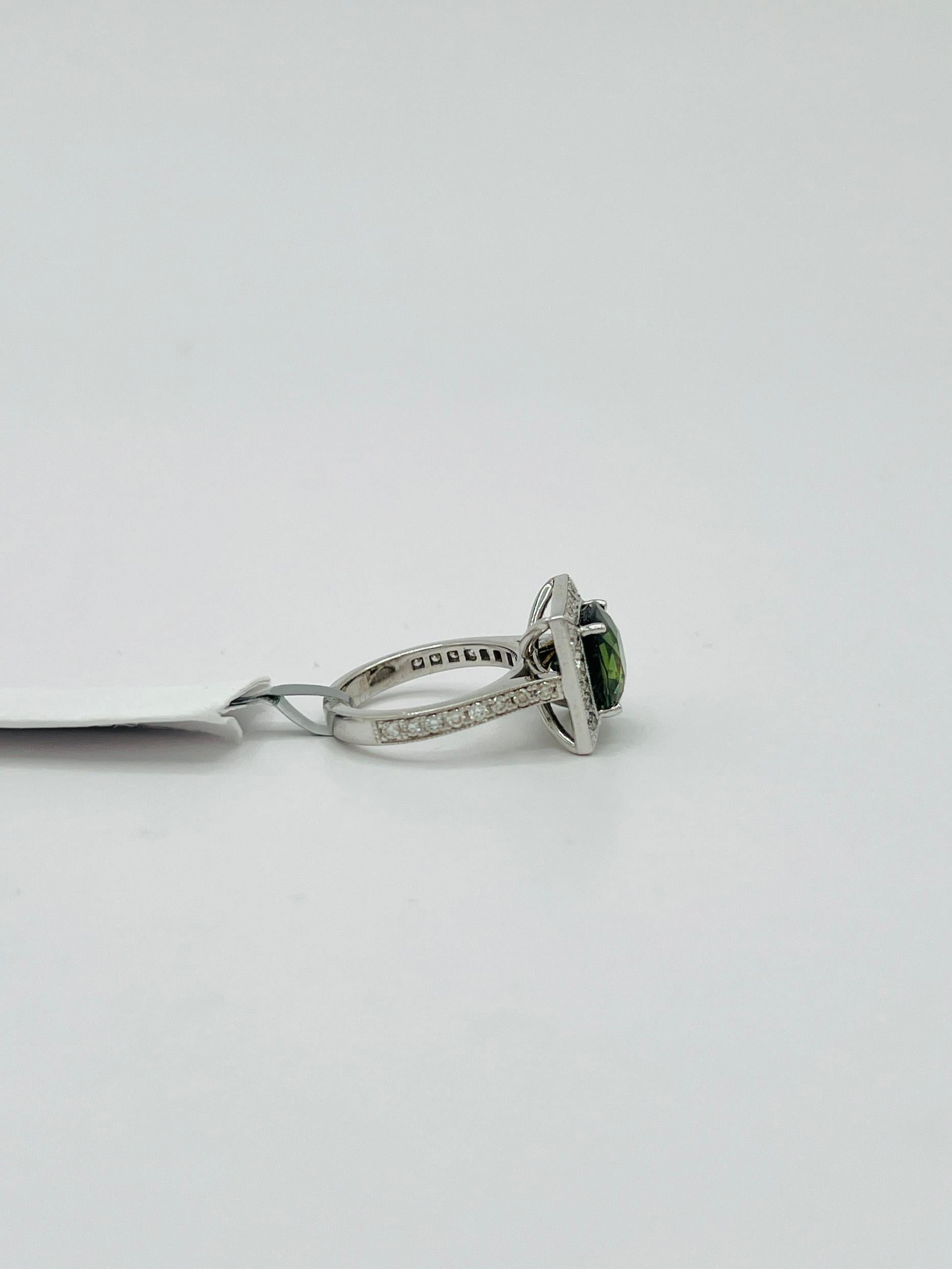 Bague cocktail en or blanc 18 carats, saphir bleu vert non chauffé et diamant GIA Unisexe en vente