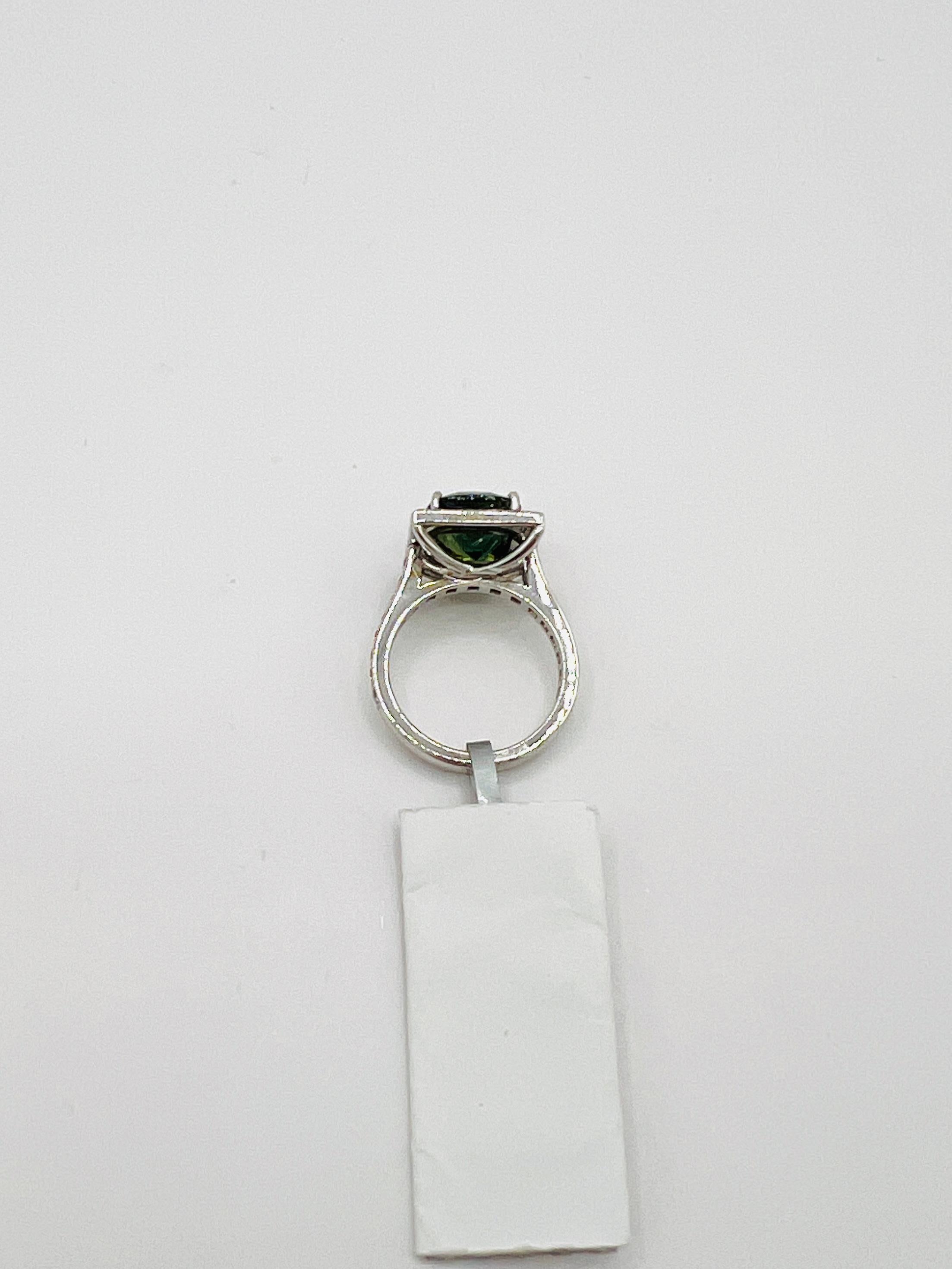 Bague cocktail en or blanc 18 carats, saphir bleu vert non chauffé et diamant GIA en vente 1