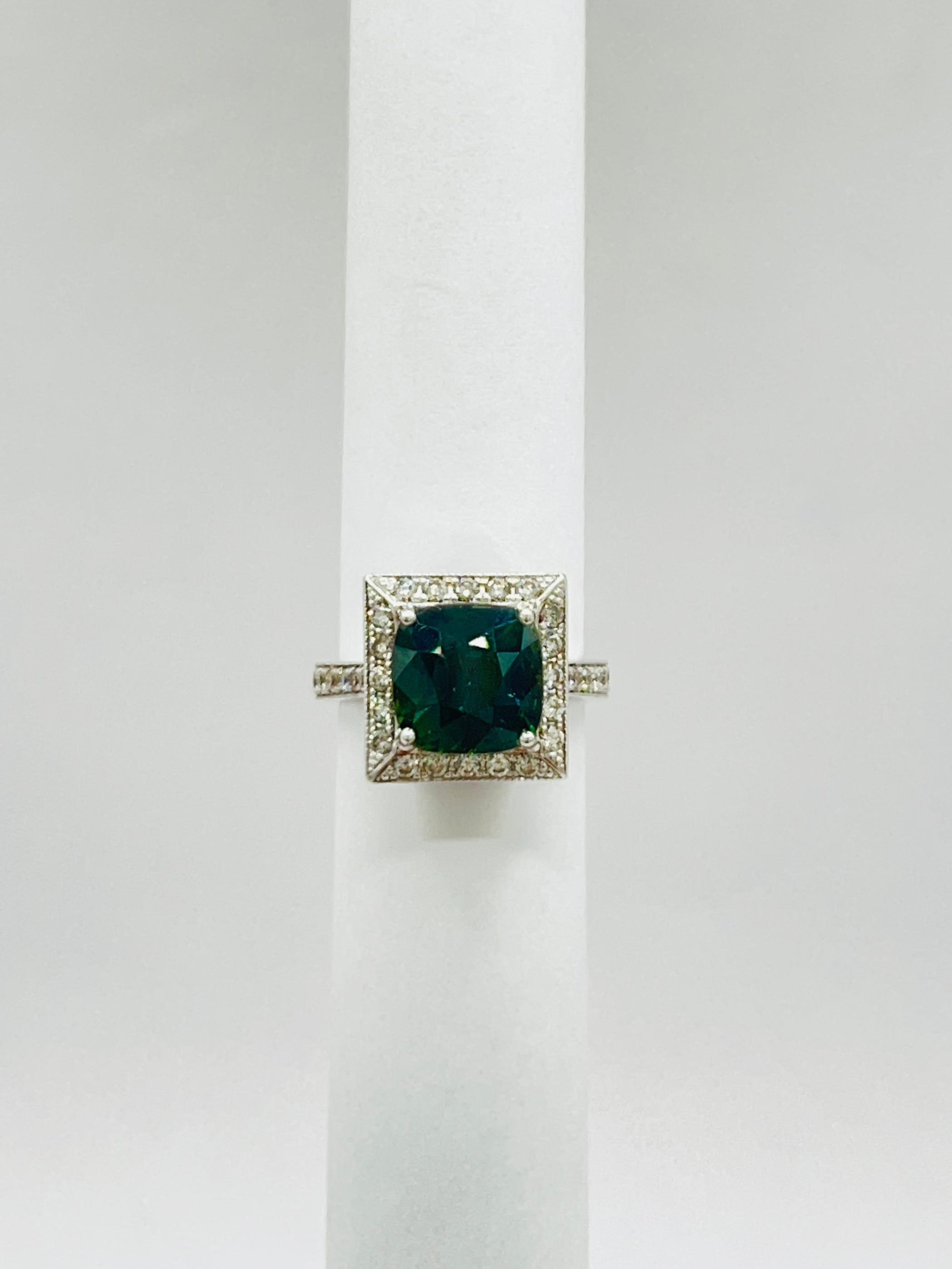 Bague cocktail en or blanc 18 carats, saphir bleu vert non chauffé et diamant GIA en vente 2