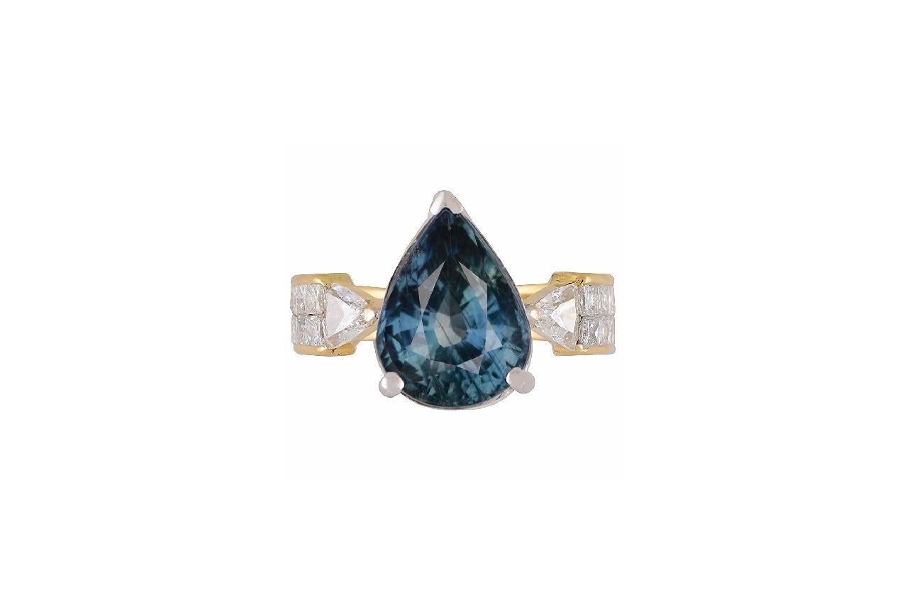 Cette bague spectaculaire, unique en son genre, met en valeur un rare saphir naturel non chauffé, certifié GIA, pesant environ 7,49 grammes (brut). La pièce maîtresse est un exceptionnel saphir en forme de poire de 13,26 x 10,34 x 7,41 mm, d'une