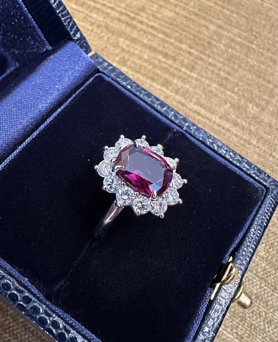 Taille ovale Bague halo en platine avec rubis naturel non chauffé de 2,68 carats et diamants certifiés GIA