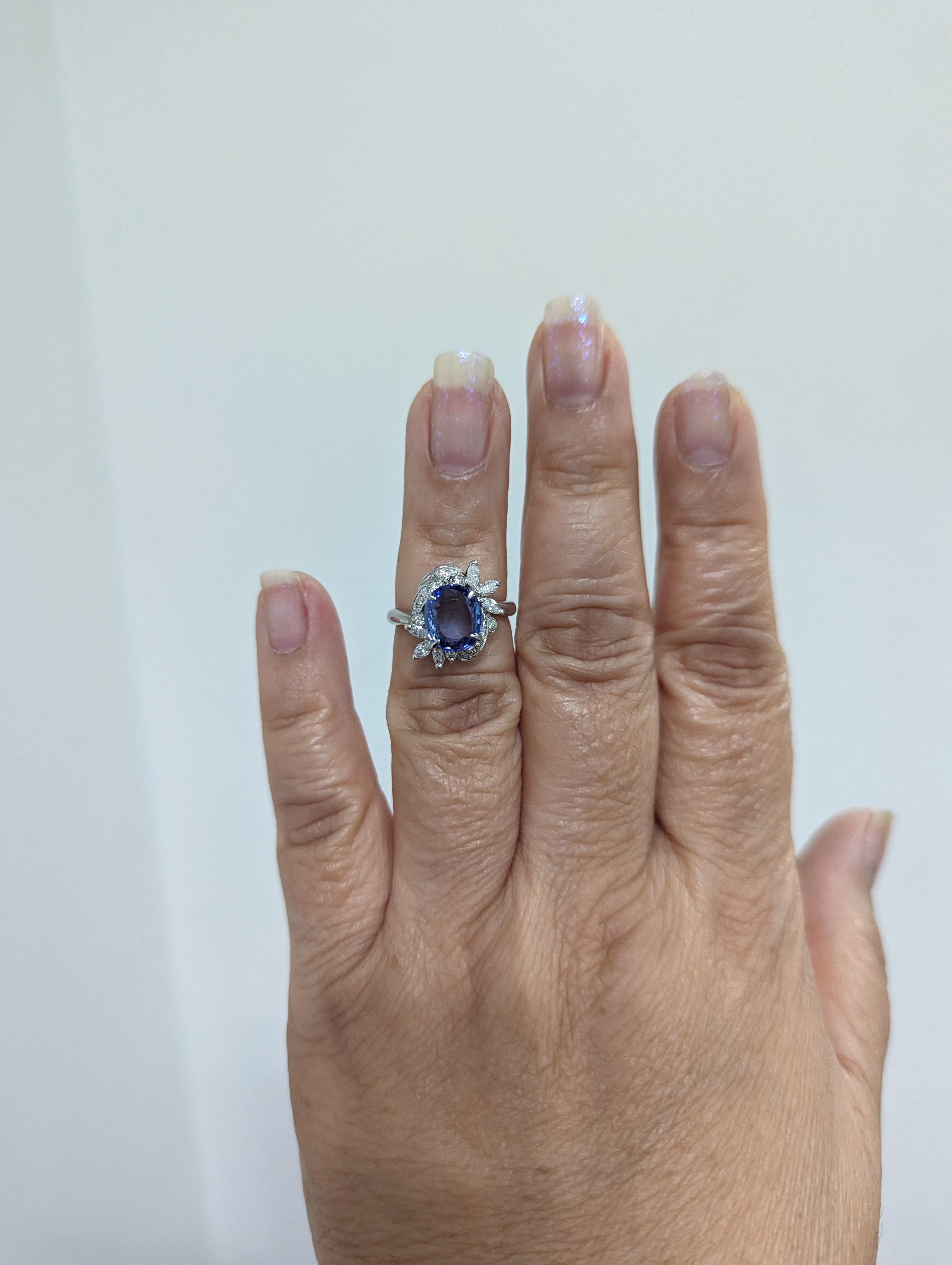 Magnifique ovale de saphir bleu du Sri Lanka non chauffé de 2,73 ct. avec 0,48 ct. de diamants blancs ronds et de forme marquise.  Fait à la main en platine.  Bague de taille 6.
Certificat GIA inclus.