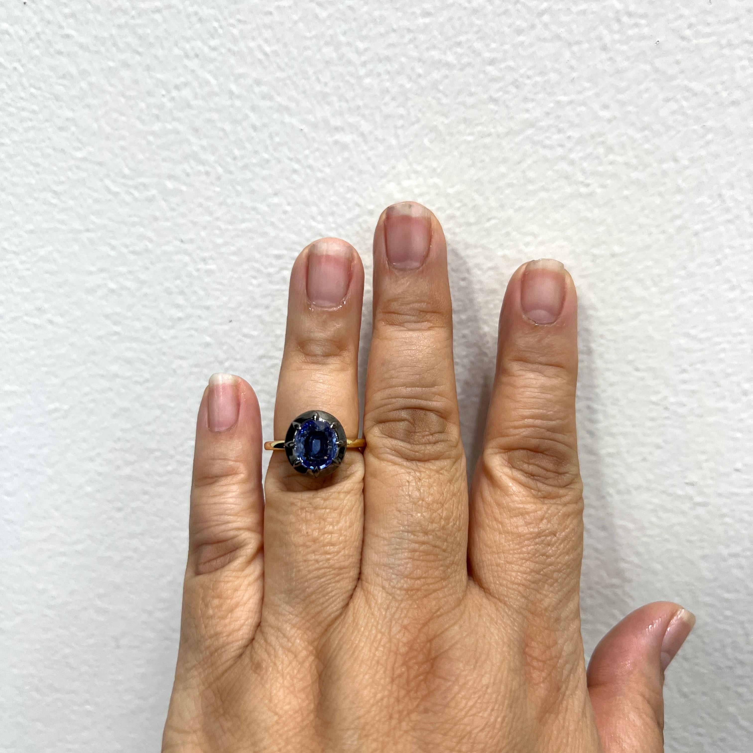 Splendido zaffiro blu ovale non riscaldato dello Sri Lanka da 2,73 ct.  Realizzato a mano in oro giallo 18k e rodio nero.  Anello misura 6,5.  Viene fornito con certificato GIA.