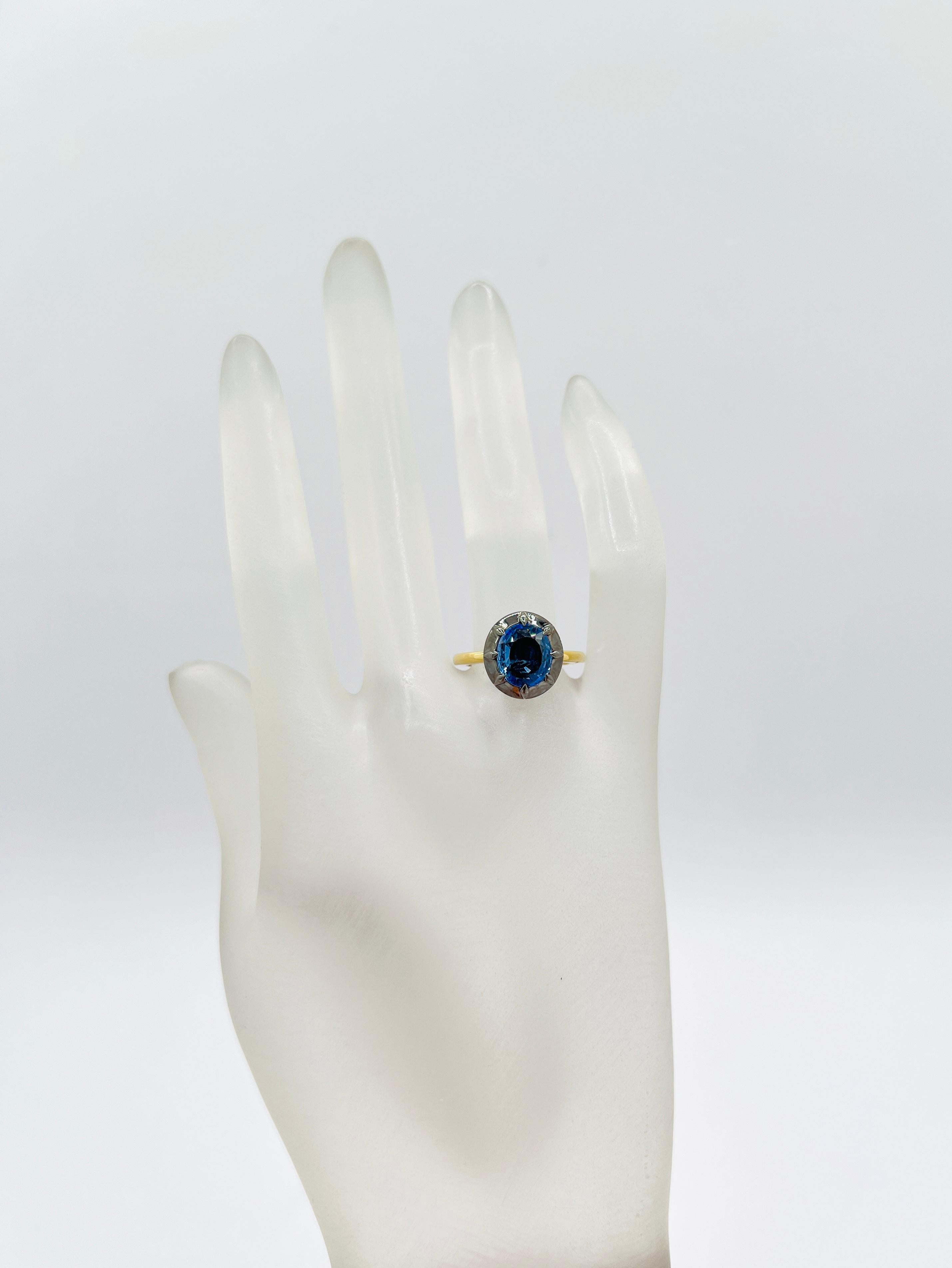 Taglio ovale Anello ovale con zaffiro blu dello Sri Lanka non riscaldato, rodio nero e oro 18 carati GIA in vendita