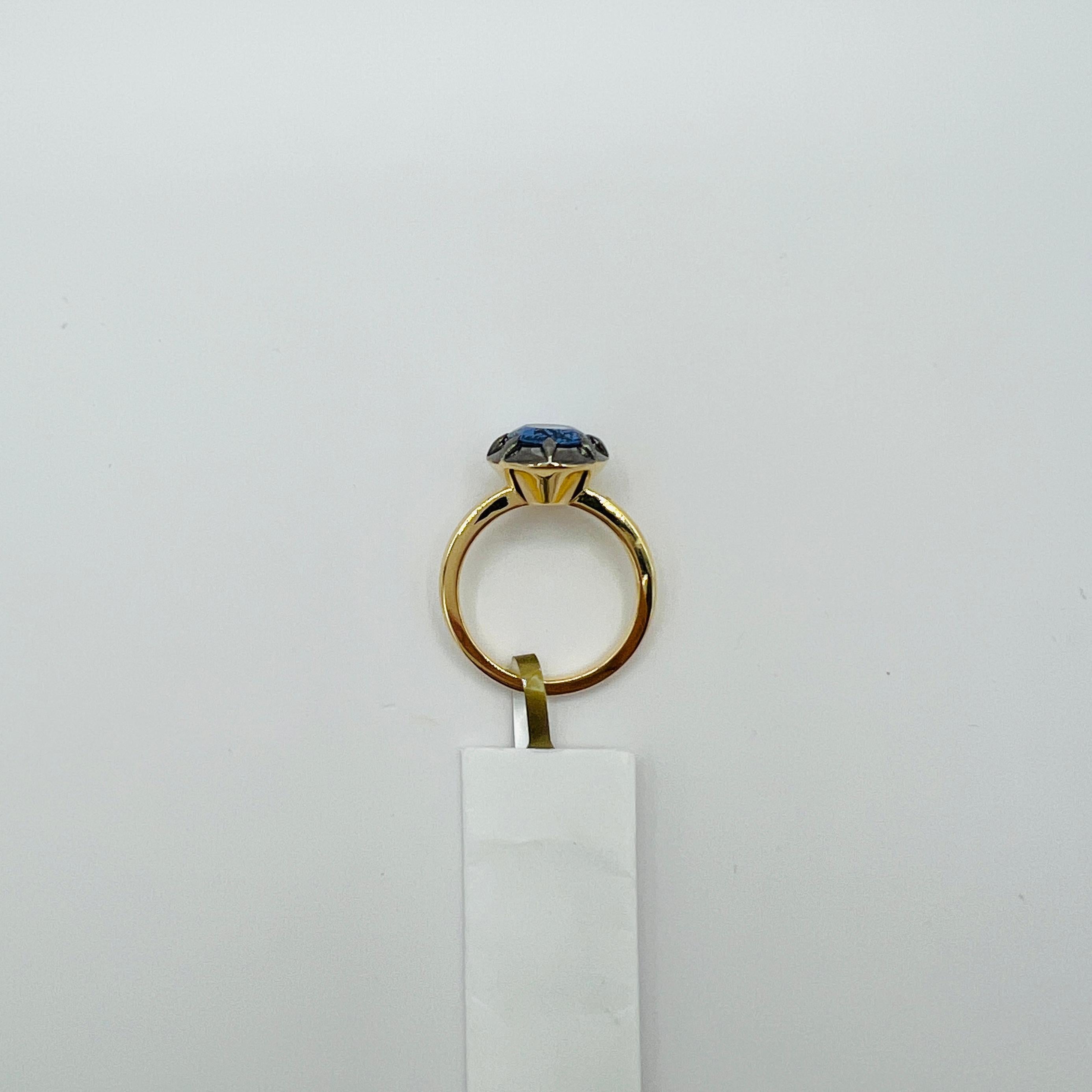 Anello ovale con zaffiro blu dello Sri Lanka non riscaldato, rodio nero e oro 18 carati GIA In condizioni Nuovo in vendita a Los Angeles, CA