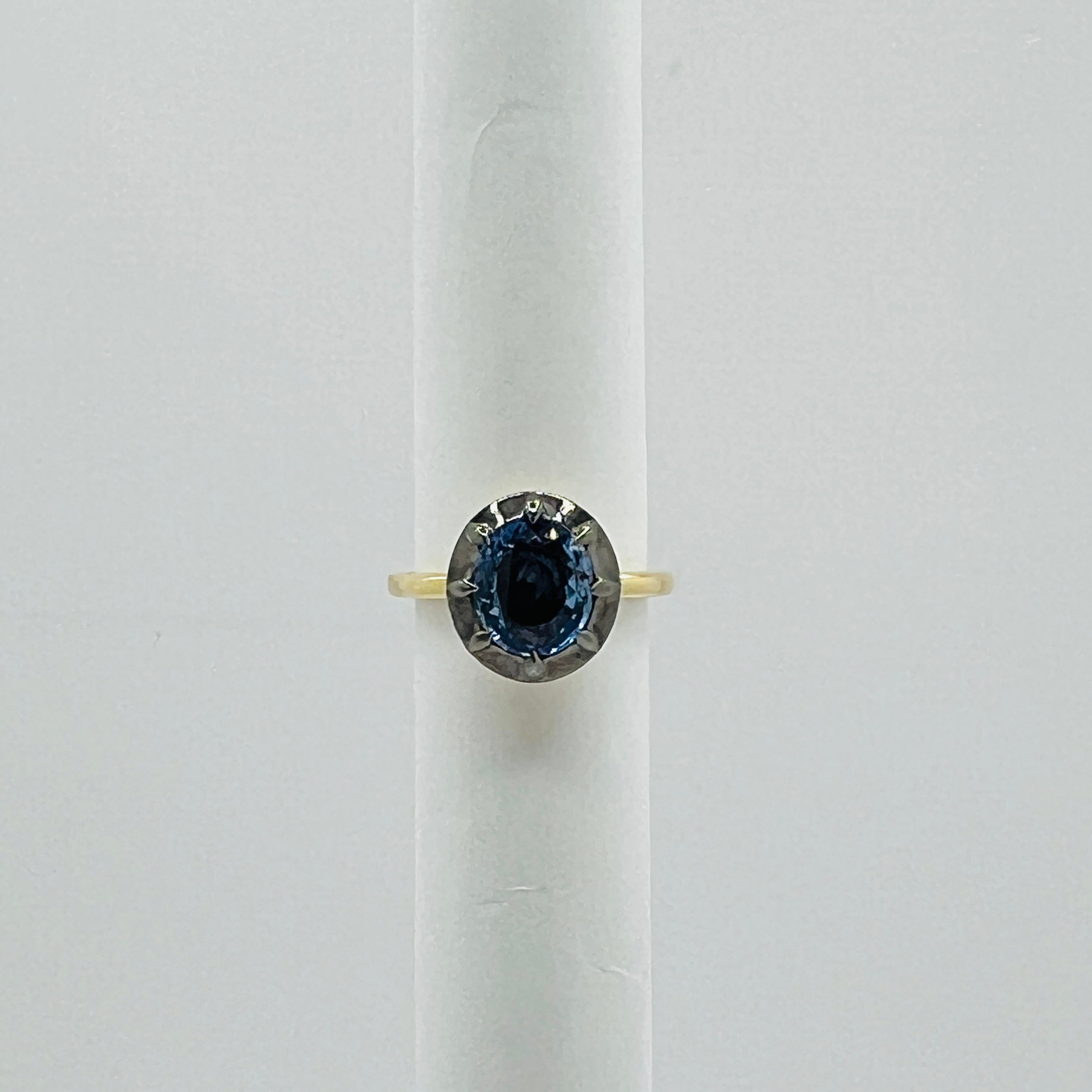 Anello ovale con zaffiro blu dello Sri Lanka non riscaldato, rodio nero e oro 18 carati GIA in vendita 1
