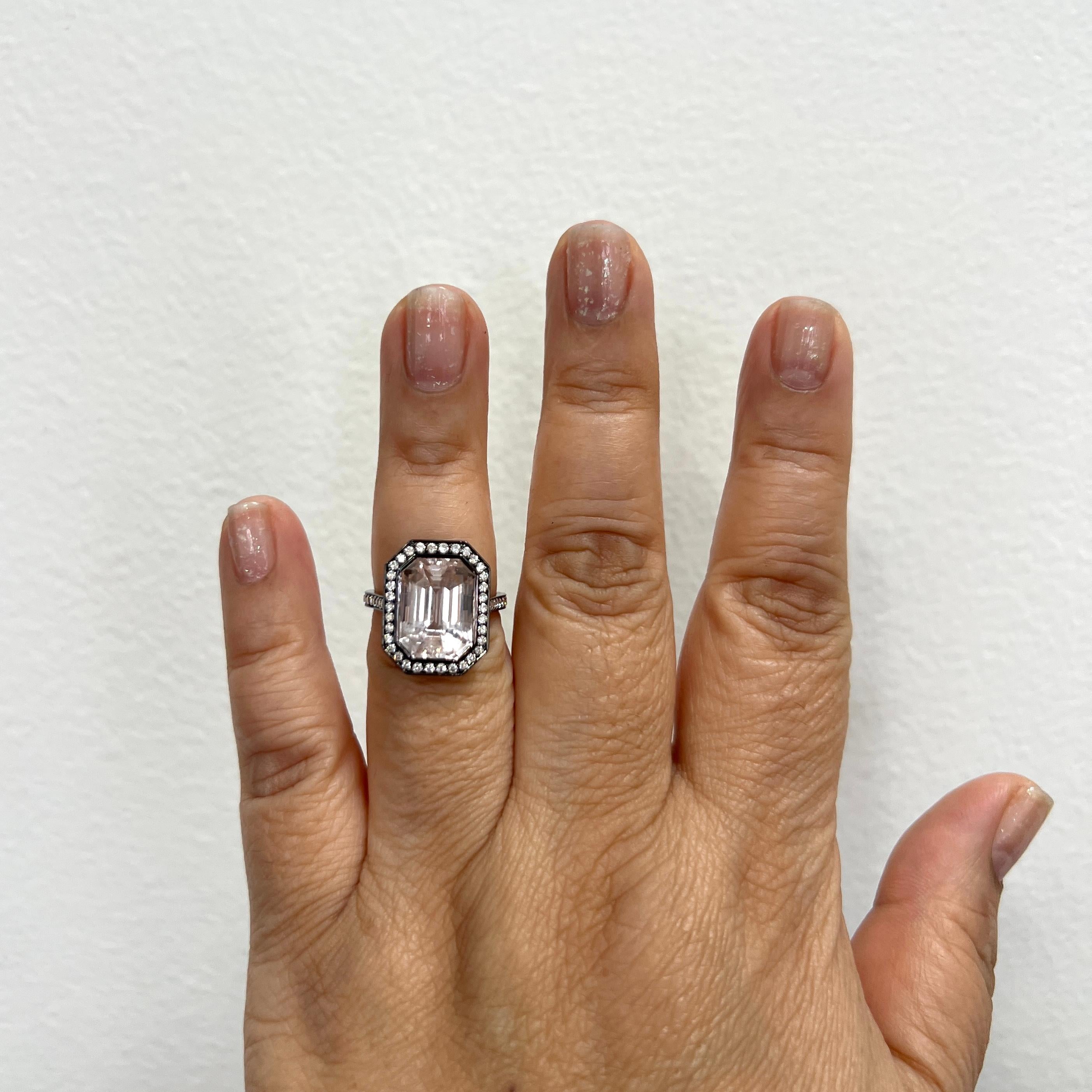 Precioso octógono de zafiro naranja muy claro sin calentar de 10,08 quilates con diamantes blancos redondos de buena calidad de 1,06 quilates.  Hecha a mano en oro rosa de 18 quilates y rodio negro.  Anillo talla 6,5.  Viene con certificado GIA.