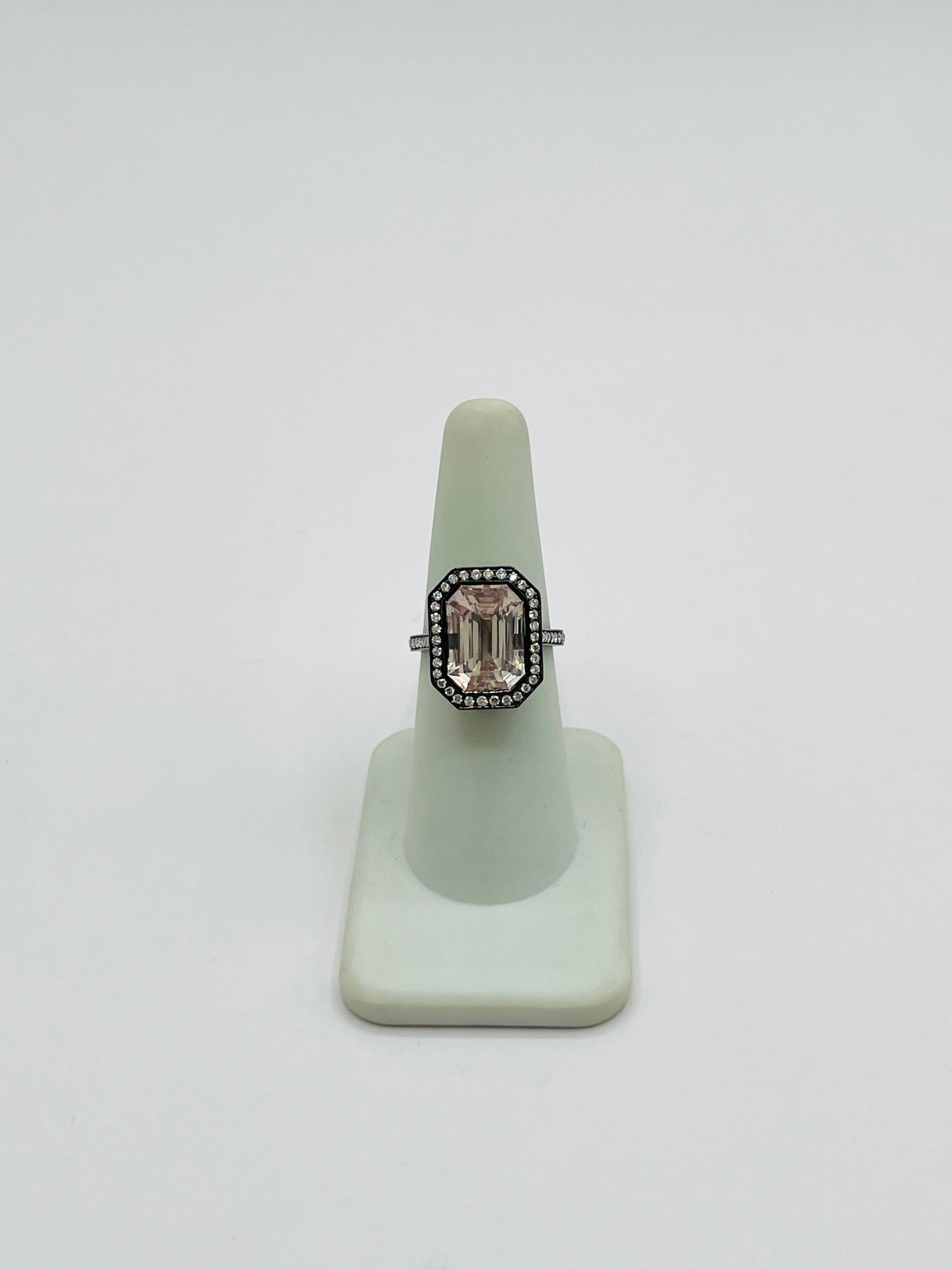GIA Anillo de zafiro naranja muy claro sin calentar y diamante de 18 quilates y rodio negro en Nuevo estado para la venta en Los Angeles, CA