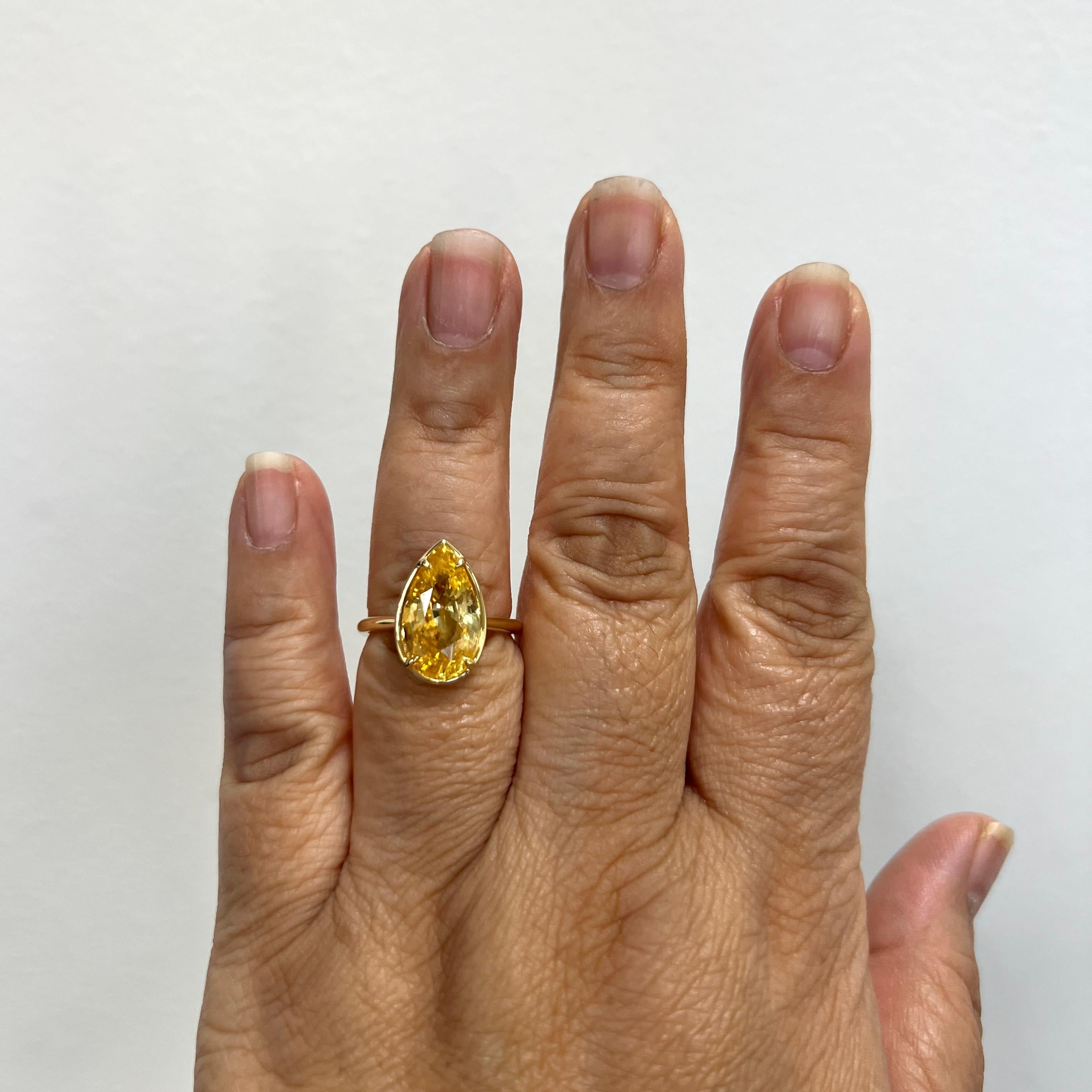 Wunderschöner 7,51 ct. ungeheizter gelber Saphir in Birnenform.  Handgefertigt in 18k Gelbgold.  Ringgröße 6,75.  Wird mit GIA-Zertifikat geliefert.