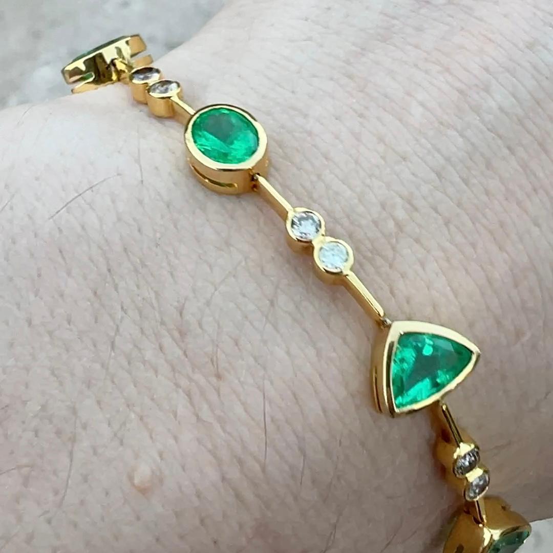 Ce bracelet en émeraude est vraiment unique en son genre ! Le bracelet comporte 8 émeraudes serties en chaton de différentes formes et tailles, notamment émeraude, ovale et trillion. Les émeraudes de ce bracelet sont exceptionnelles par leur