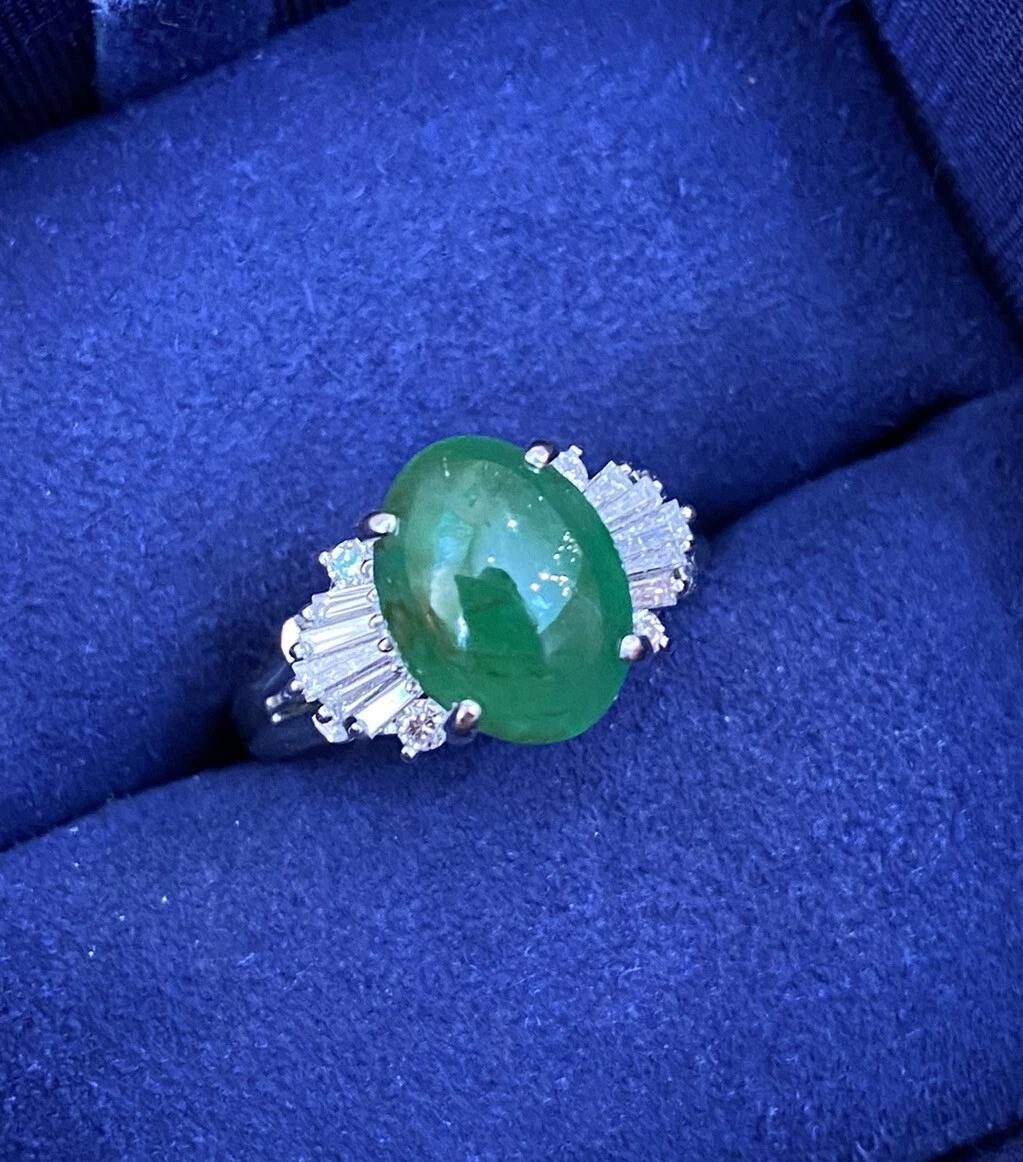Anillo GIA de jadeíta ovalada sin tratar de 2,79 ct y diamantes en platino Cabujón en venta