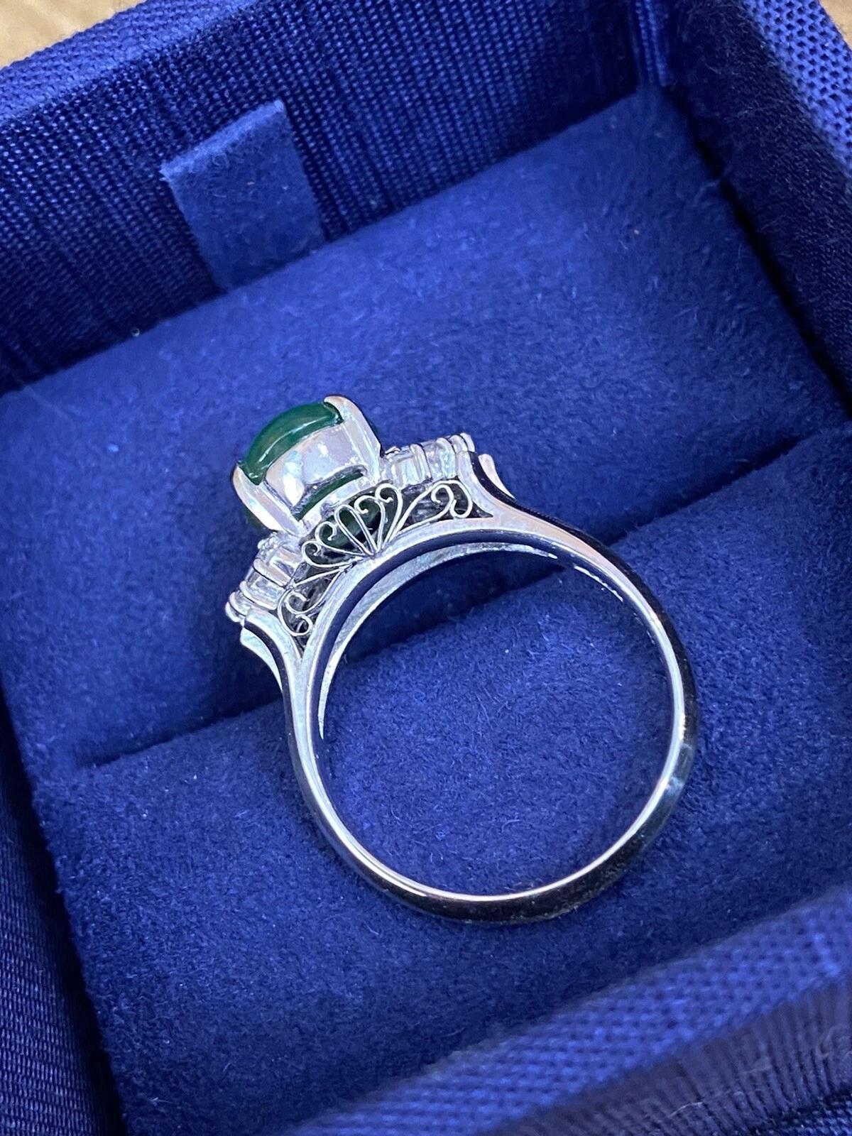 Anillo GIA de jadeíta ovalada sin tratar de 2,79 ct y diamantes en platino en Excelente estado para la venta en La Jolla, CA