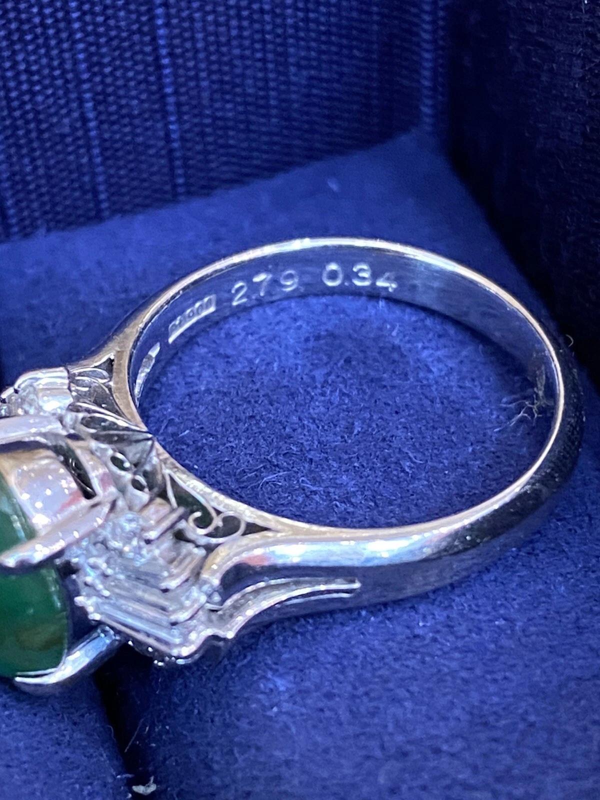 De las mujeres Anillo GIA de jadeíta ovalada sin tratar de 2,79 ct y diamantes en platino en venta