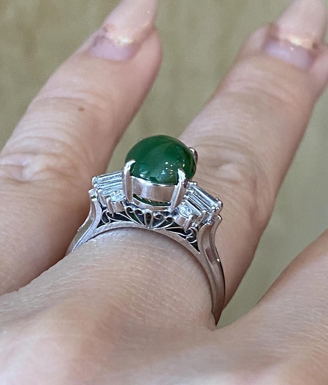 Anillo GIA de jadeíta ovalada sin tratar de 2,79 ct y diamantes en platino en venta 2