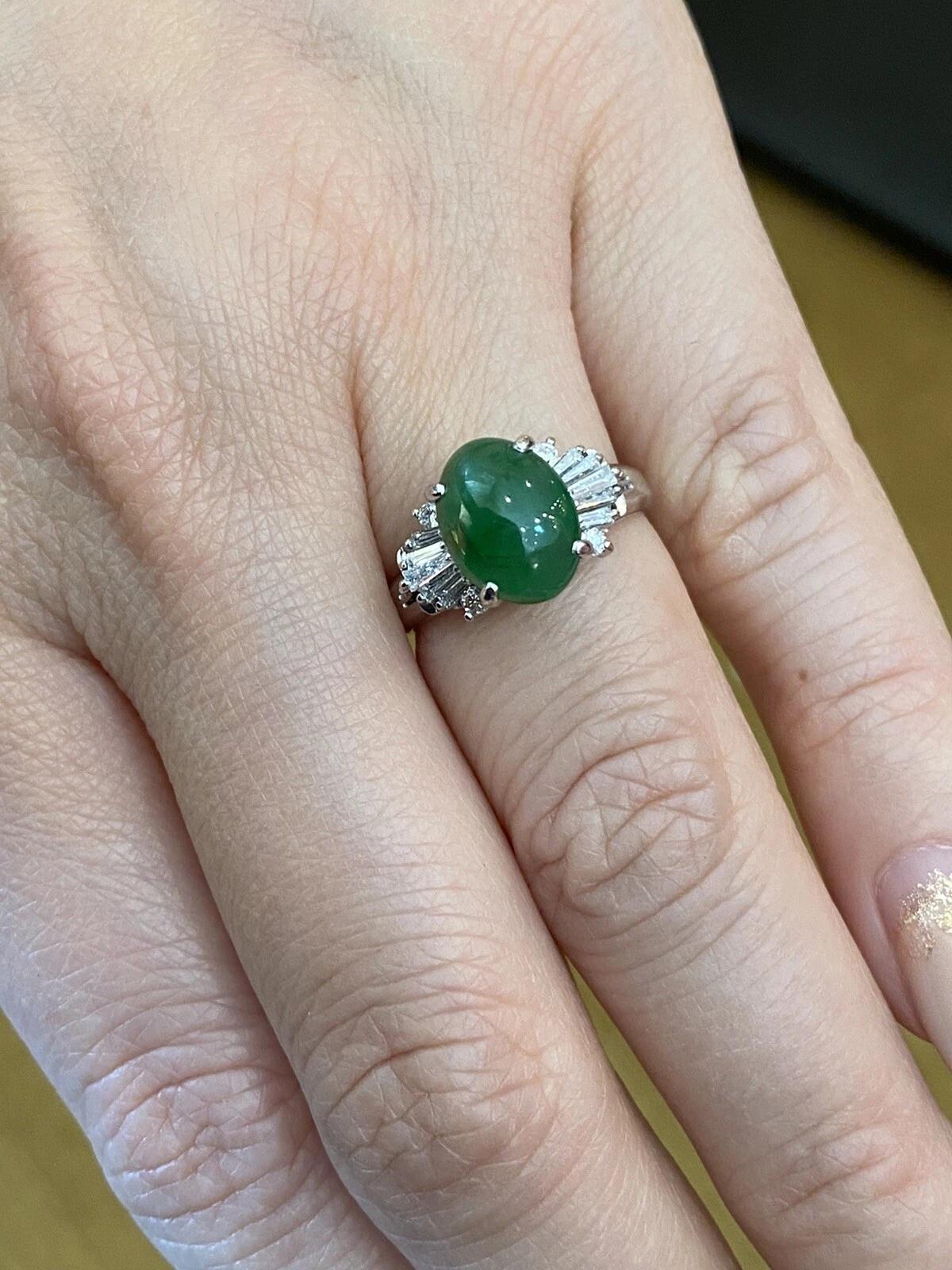 Anillo GIA de jadeíta ovalada sin tratar de 2,79 ct y diamantes en platino en venta 3