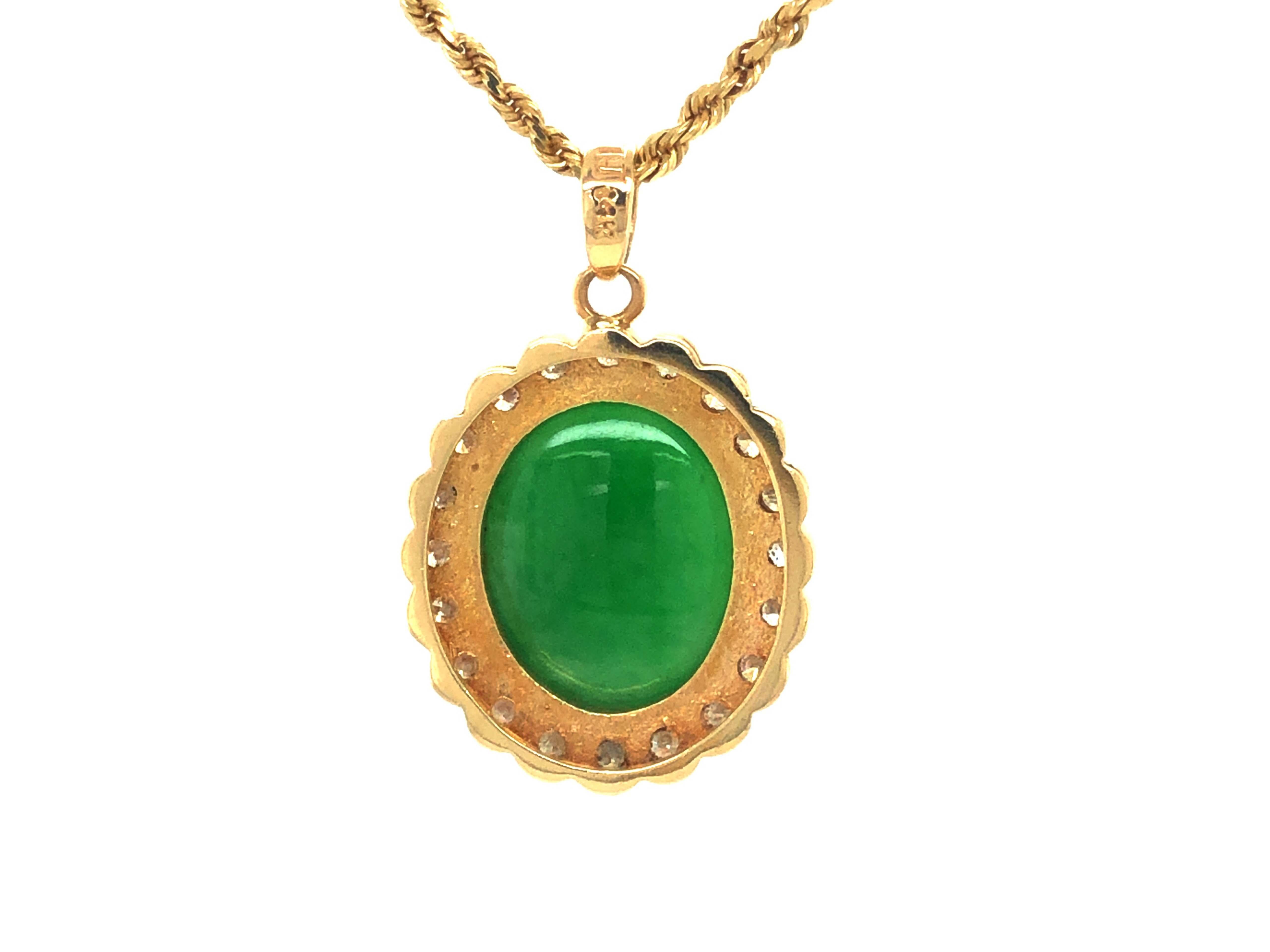 Pendentif vintage GIA en jadéite verte translucide cabochon ovale et diamants en vente 2