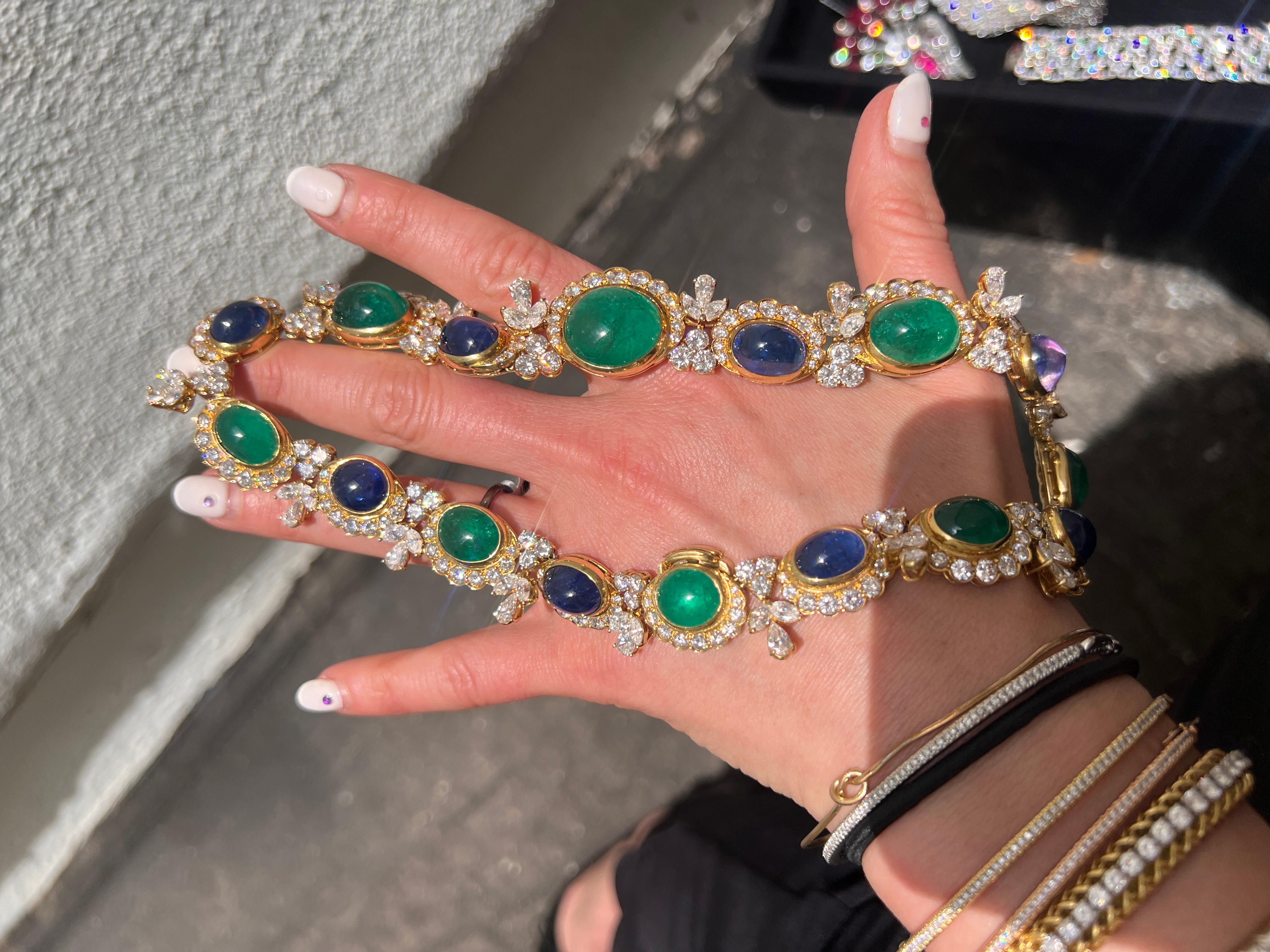 Die GIA-zertifizierte Vintage-Retro-Saphir-Smaragd-Cabochon-Halskette mit Diamanten ist eine einzigartige Statement-Halskette. Er besteht aus über 150 Karat leuchtend grünen Cabochon-Smaragden und hellen, funkelnden blauen Cabochon-Saphiren. Die