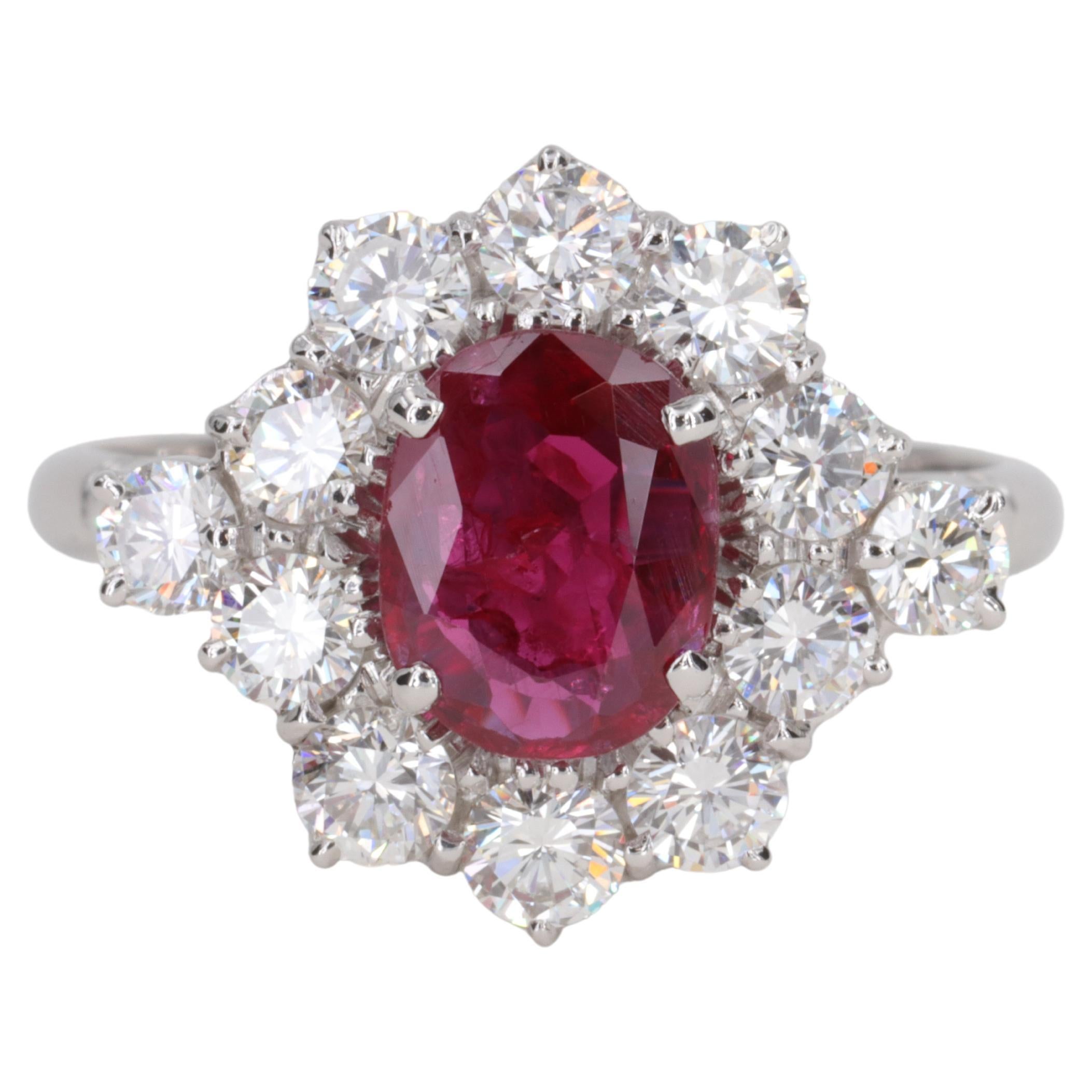 G.I.A. Bague halo de rubis rouge vif et de diamants faite à la main