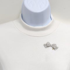 Broche en platine ornée d'un nœud en diamant blanc GIA