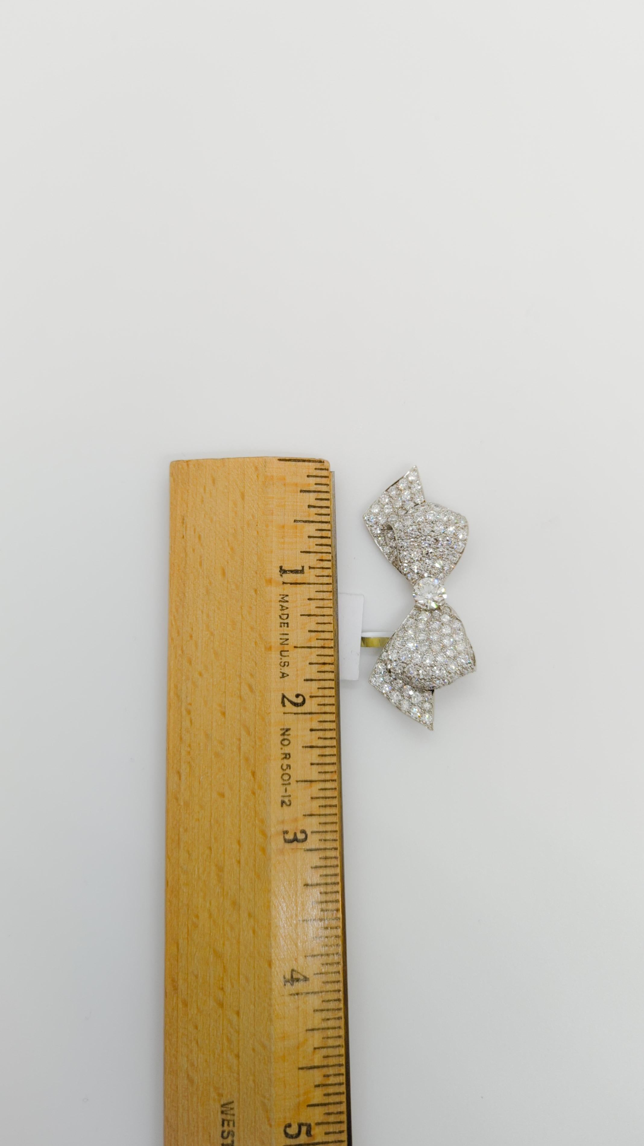 GIA-Brosche aus Platin mit weißem Diamantschleifen-Design im Angebot 2