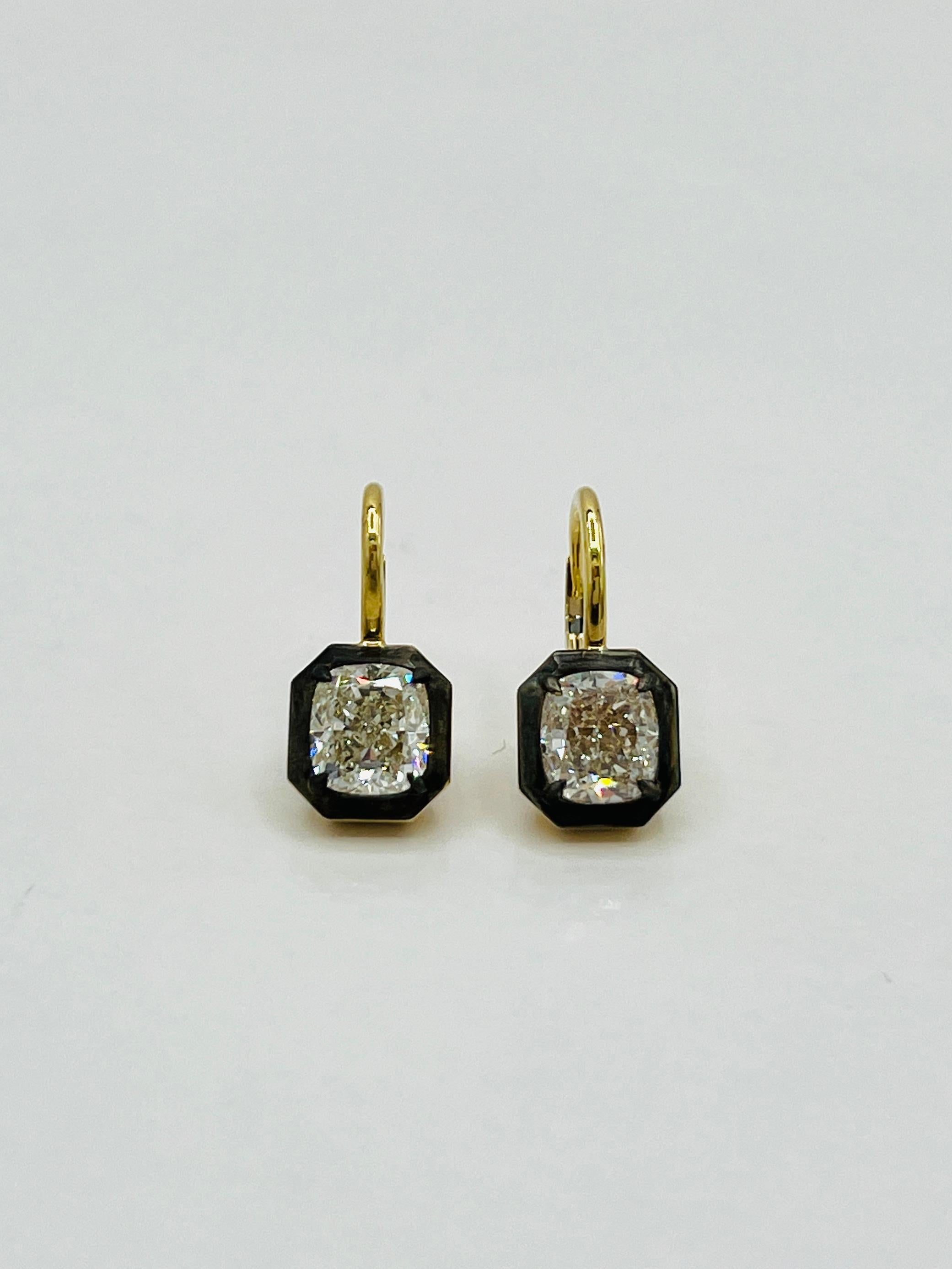 GIA Weißer Diamant im Kissenschliff 1,5 Karat je schwarzer Rhodium & 18K Gold Ohrringe 2