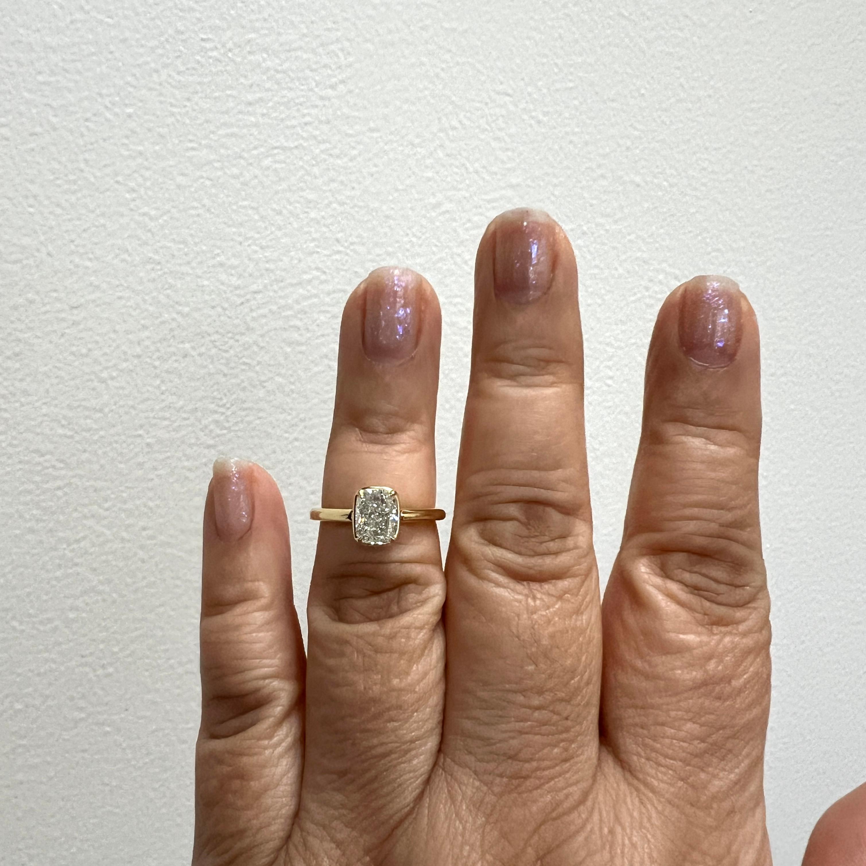 Magnifique 1,50 ct. Coussin en diamant blanc J SI1.  Lunette en or jaune 18 carats fabriquée à la main.  Bague taille 6.5.  Il est accompagné d'un certificat GIA.