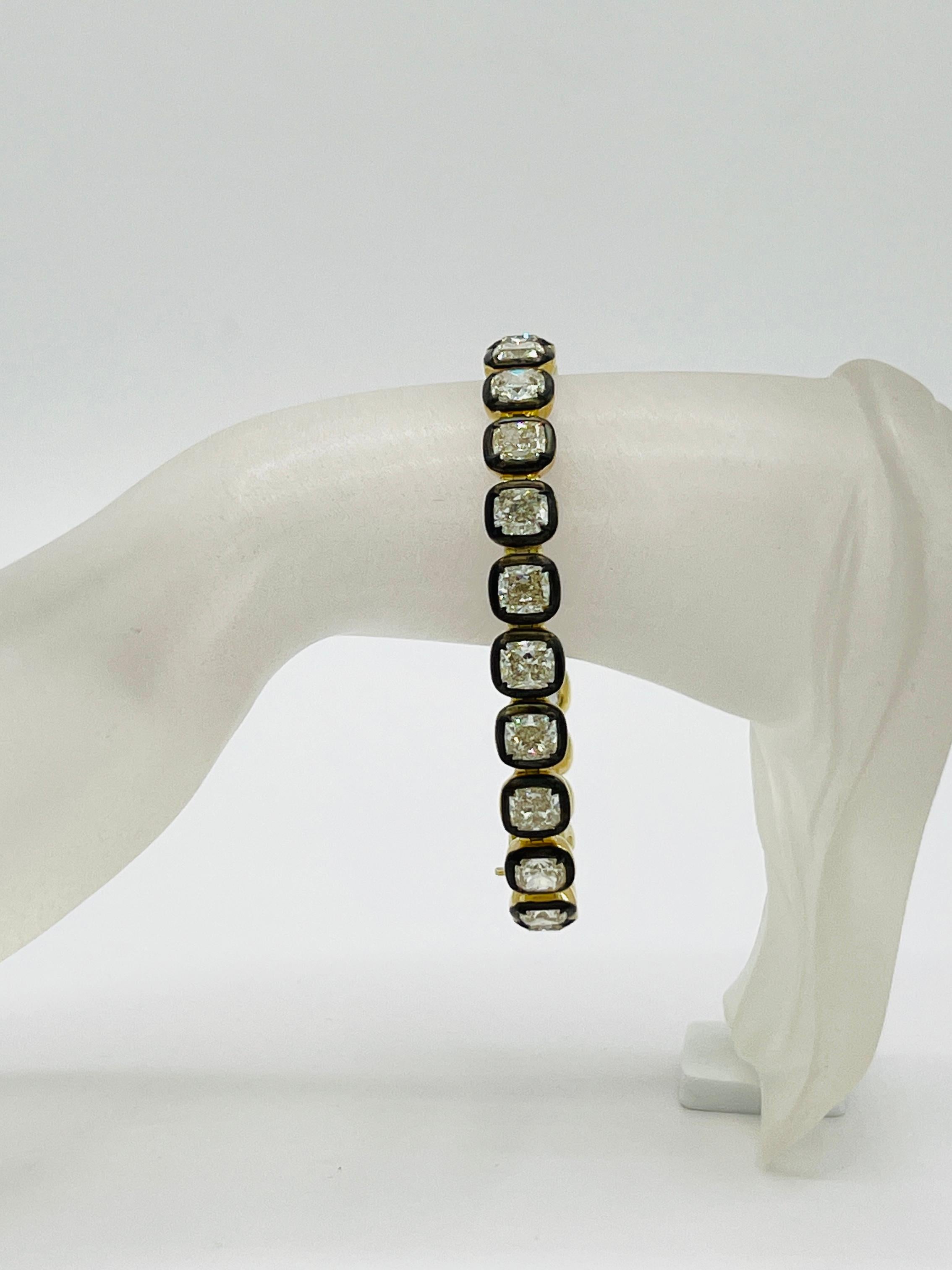 Wunderschöne 25.09 ct. K-L IF-SI1 weiße Rautenkissen.  Insgesamt 25 Steine, jeder Stein hat 1,00 ct.  Handgefertigt aus 18k Gelbgold und schwarzem Rhodium.  Die Länge beträgt 7,5