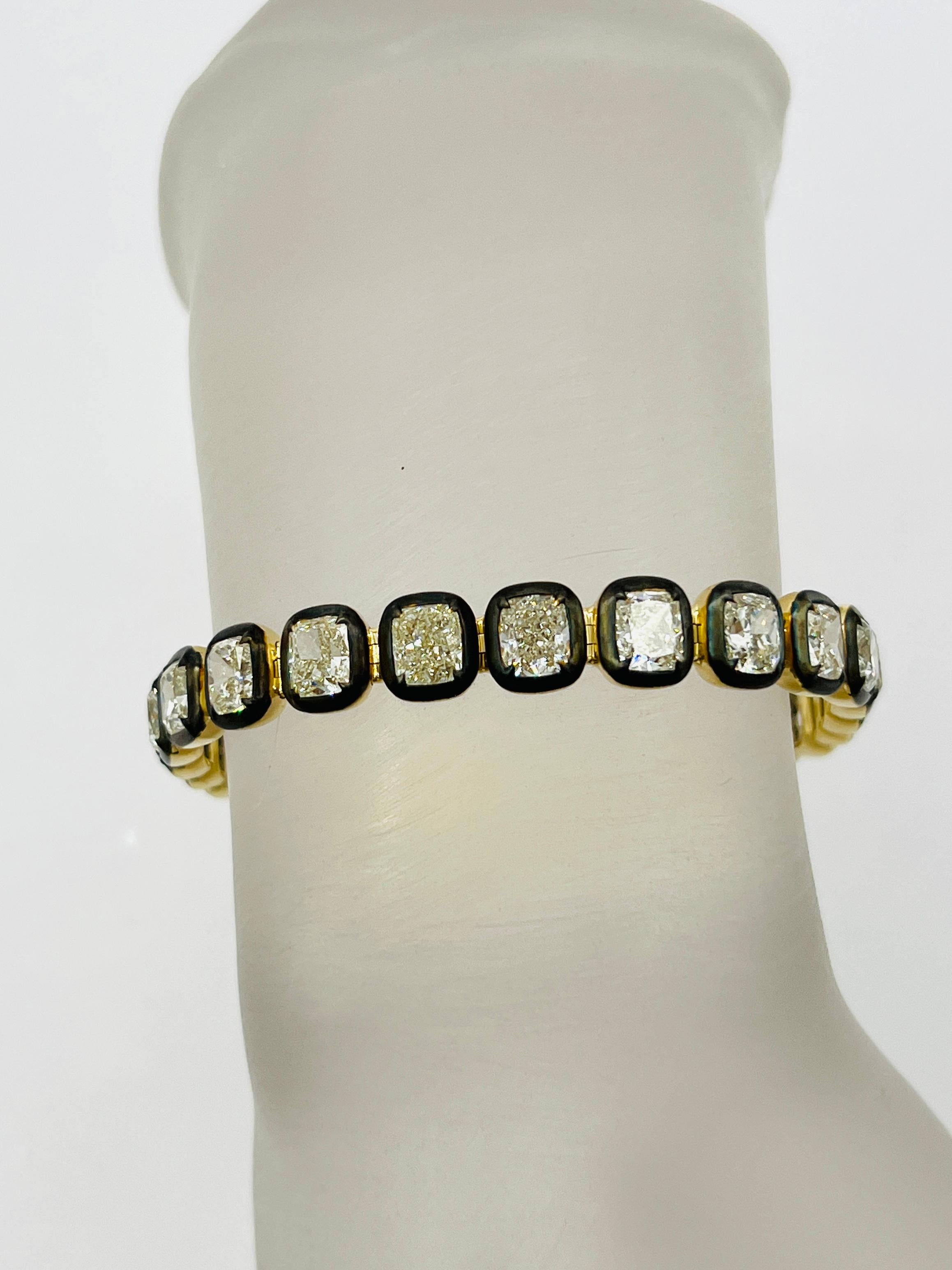 GIA Weißes Diamant-Kissenarmband mit Kissenschliff aus schwarzem Rhodium und 18 Karat Gelbgold im Zustand „Neu“ in Los Angeles, CA