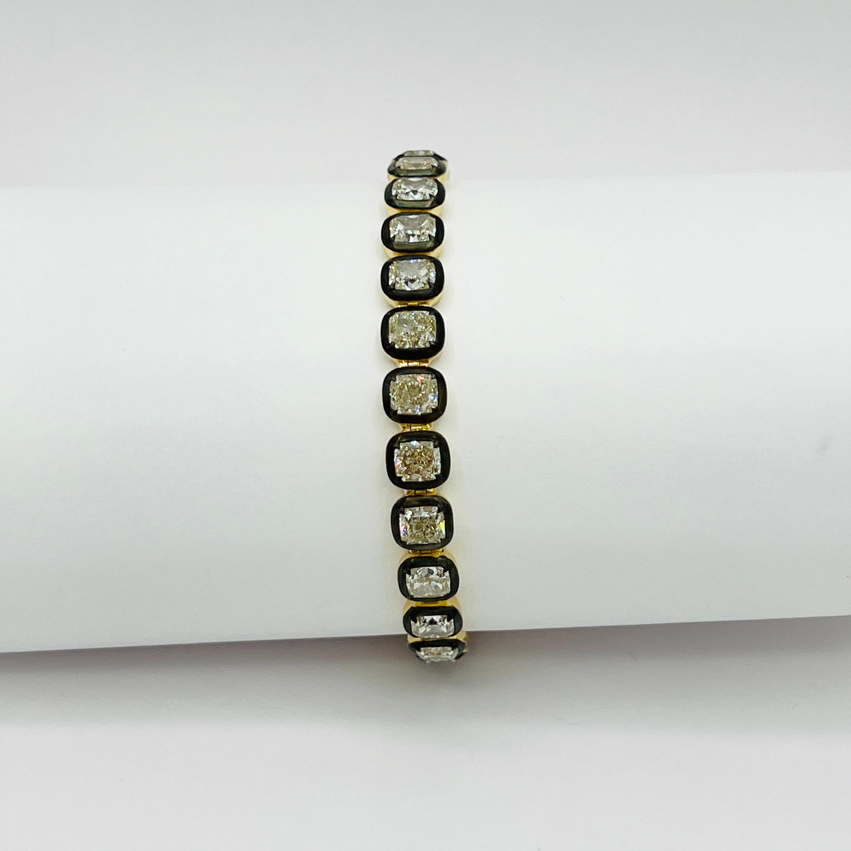 GIA Weißes Diamant-Kissenarmband mit Kissenschliff aus schwarzem Rhodium und 18 Karat Gelbgold 1