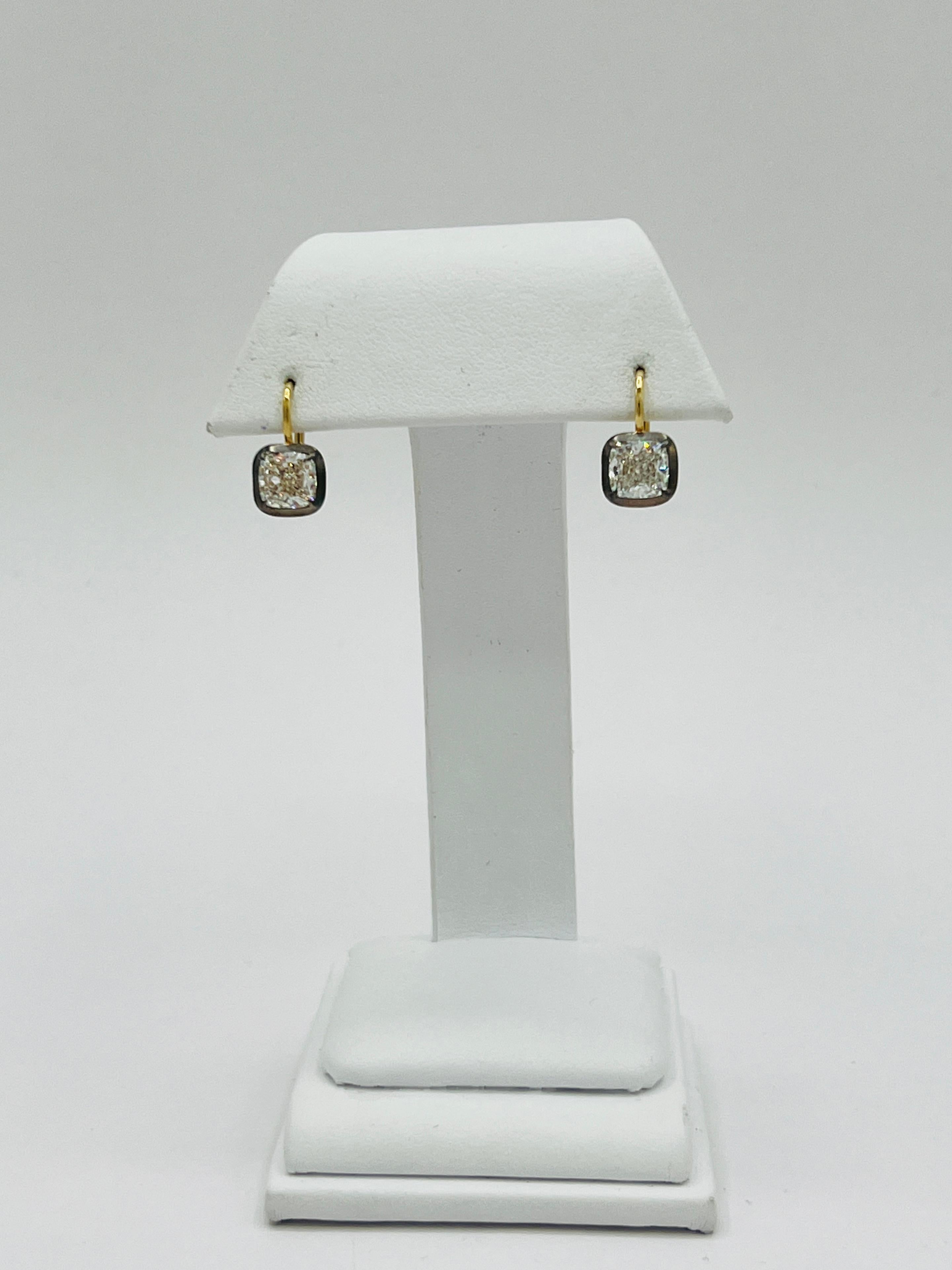 Magnifique 3.04 ct. Coussins en diamant blanc HI VS2.  Fabriqué à la main en rhodium jaune et noir 18k.  Certificats GIA inclus.