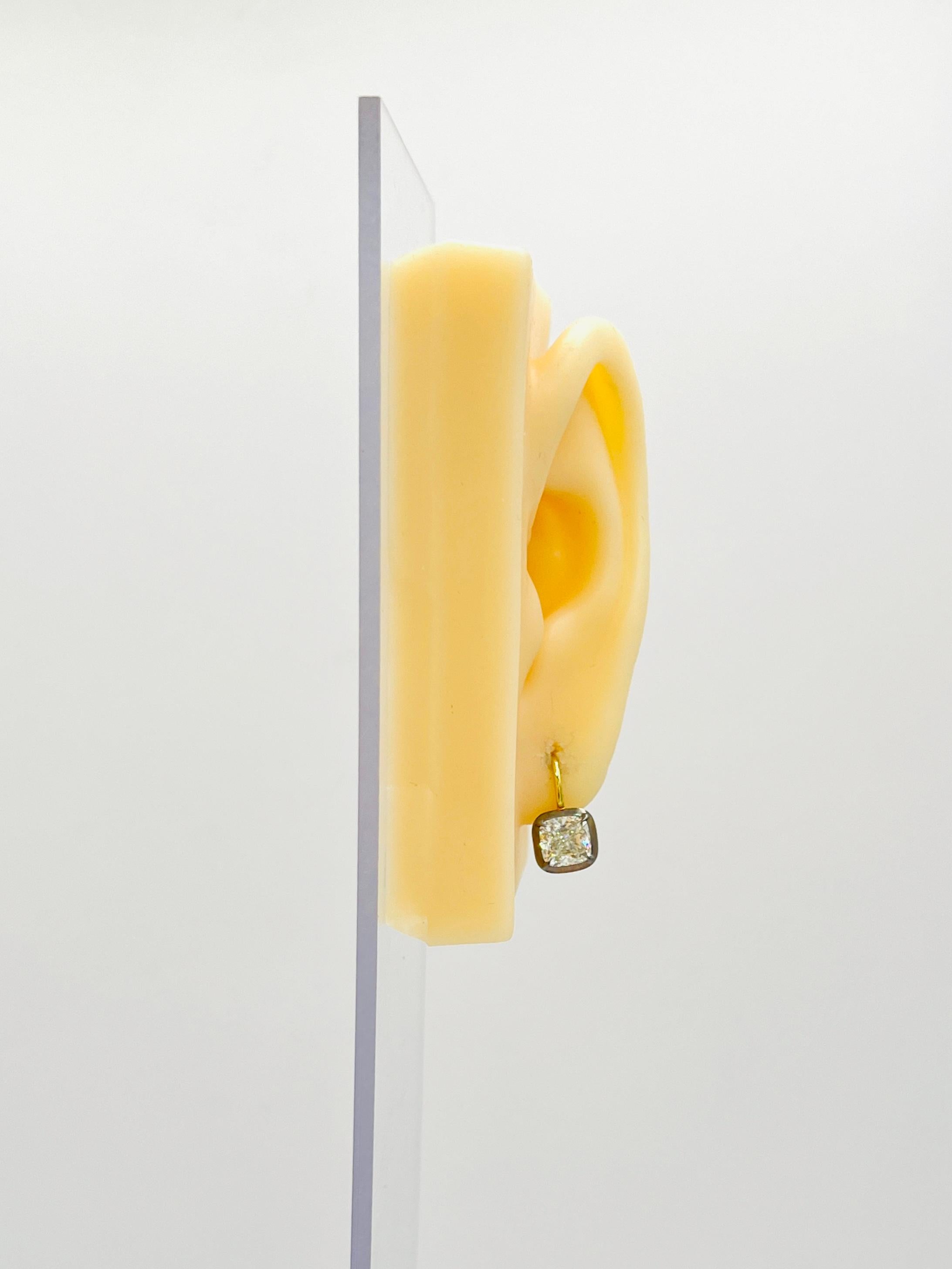 Taille coussin Boucles d'oreilles pendantes en or jaune 18 carats et rhodium noir avec diamant blanc taillé en coussin GIA en vente
